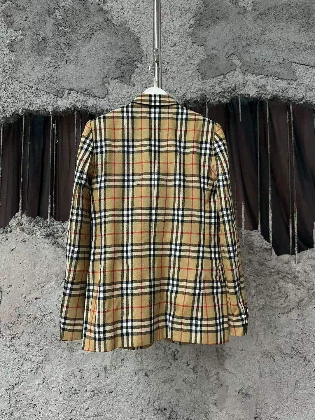 Burberry Burberry Khaki Red Plaid Blazer Size US 7 / EU 40 - 2 Thumbnail