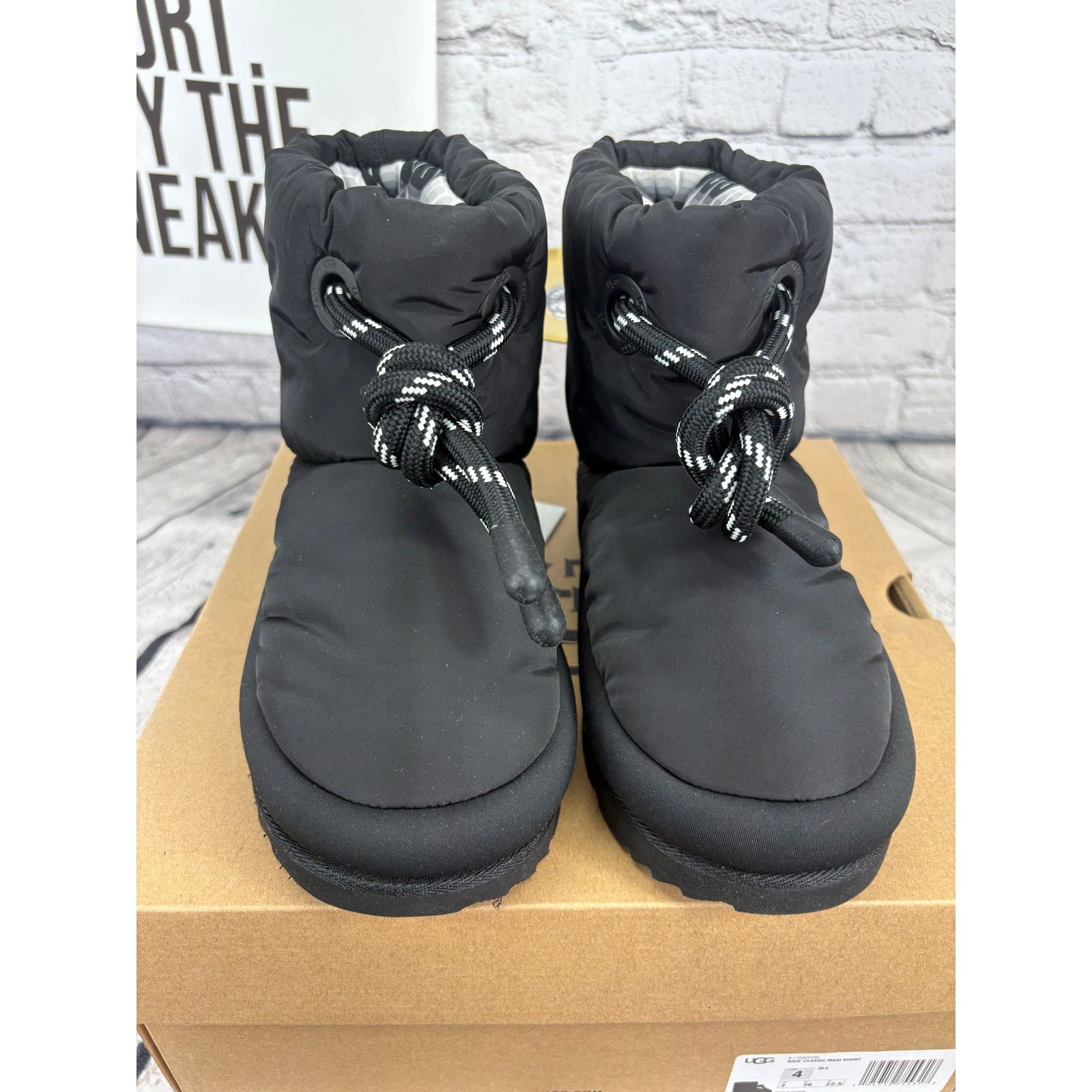 Ugg UGG Classic Maxi Short Boots Womens 5 Black Bootie Puff Shoe Size US 5 / IT 35 - 2 Thumbnail