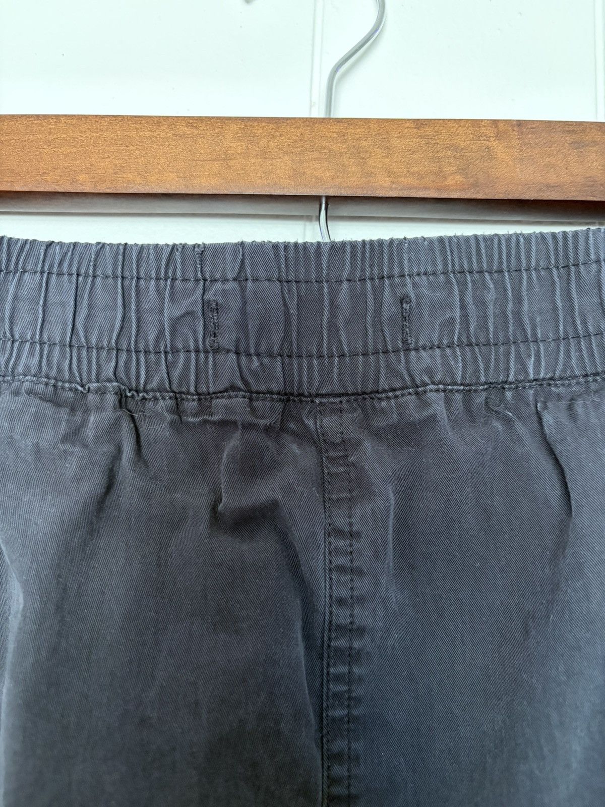 Forever 21 Forever 21 black tactical cargo shorts Size US 34 / EU 50 - 3 Thumbnail