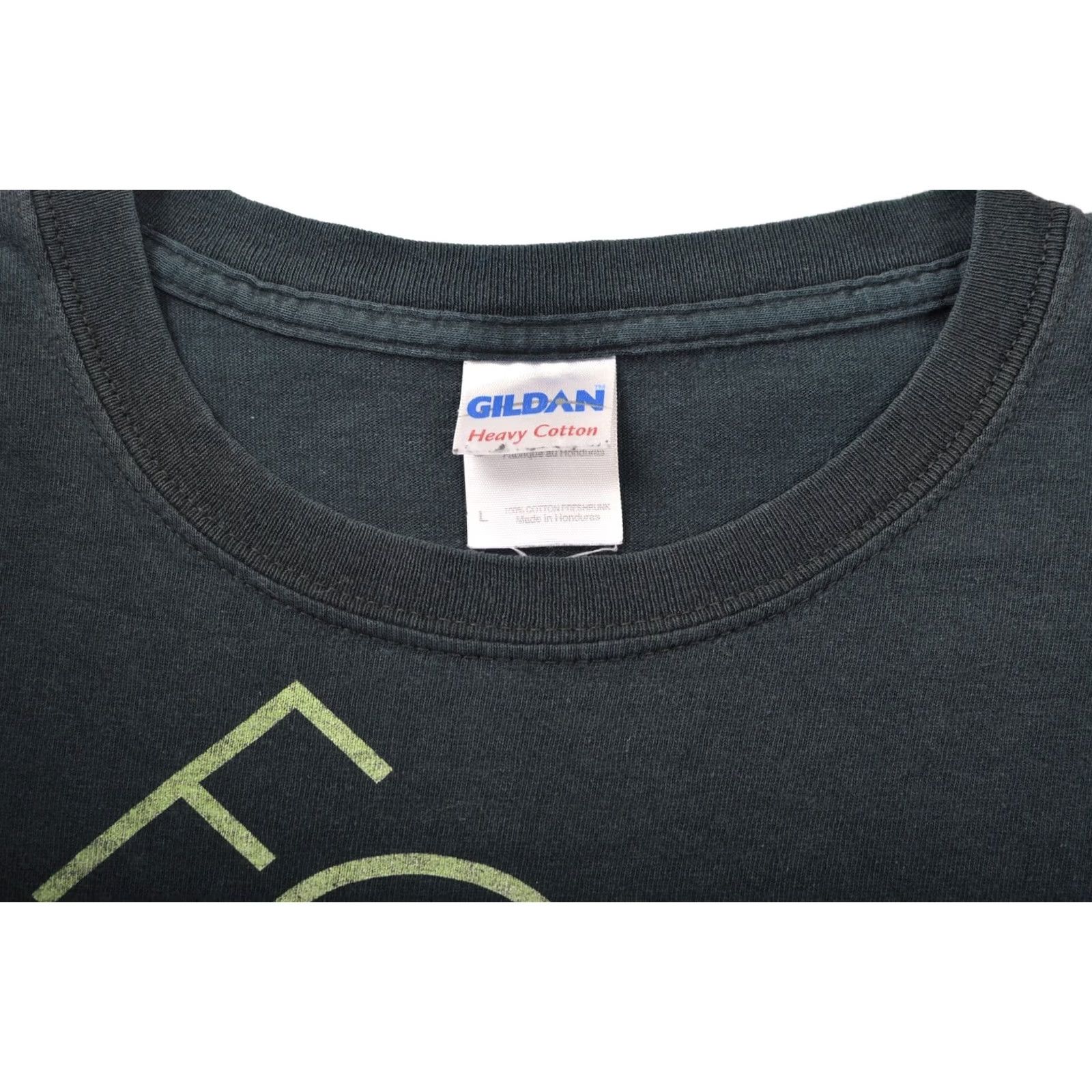 Gildan VINTAGE Distressed Thrashed Gildan Foo Fighters T-Shirt Tee L Black Mens 2008 Size US L / EU 52-54 / 3 - 6 Thumbnail
