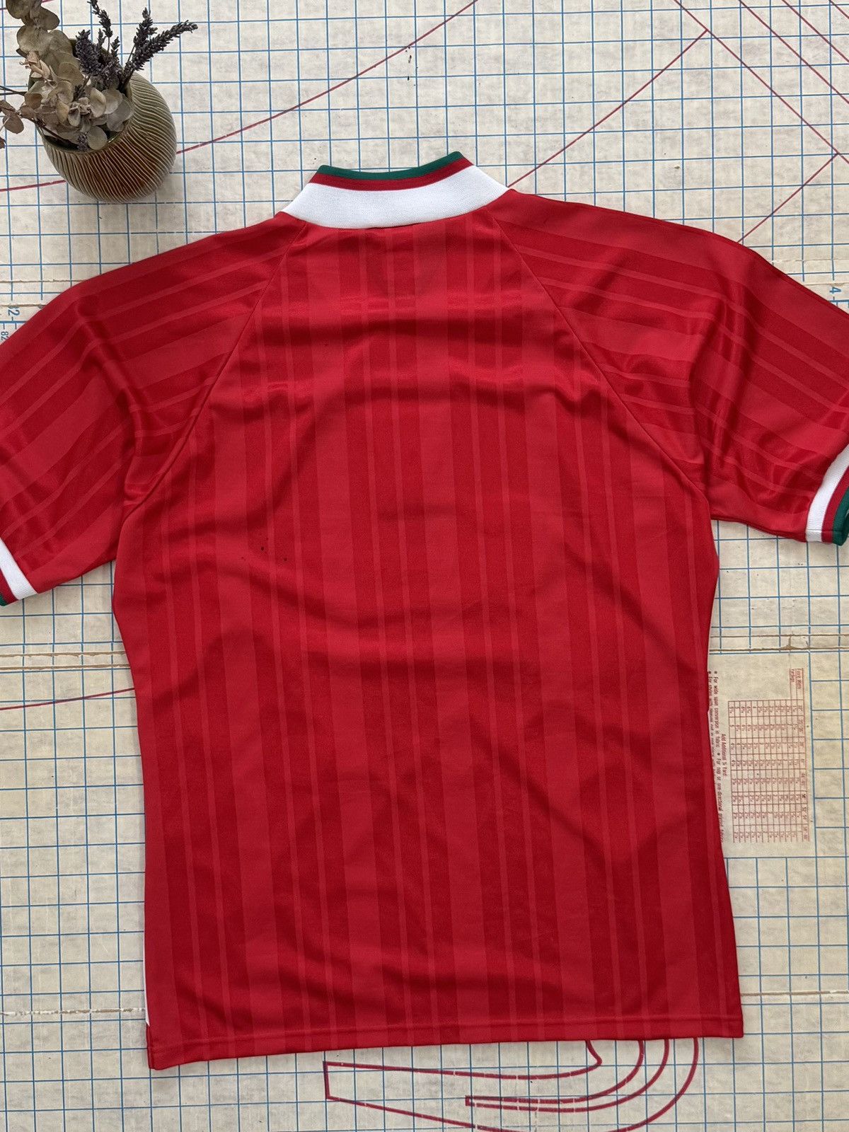 Adidas × Vintage Vintage Adidas Equipment Liverpool Signed Jersey Red Medium Size US M / EU 48-50 / 2 - 13 Thumbnail