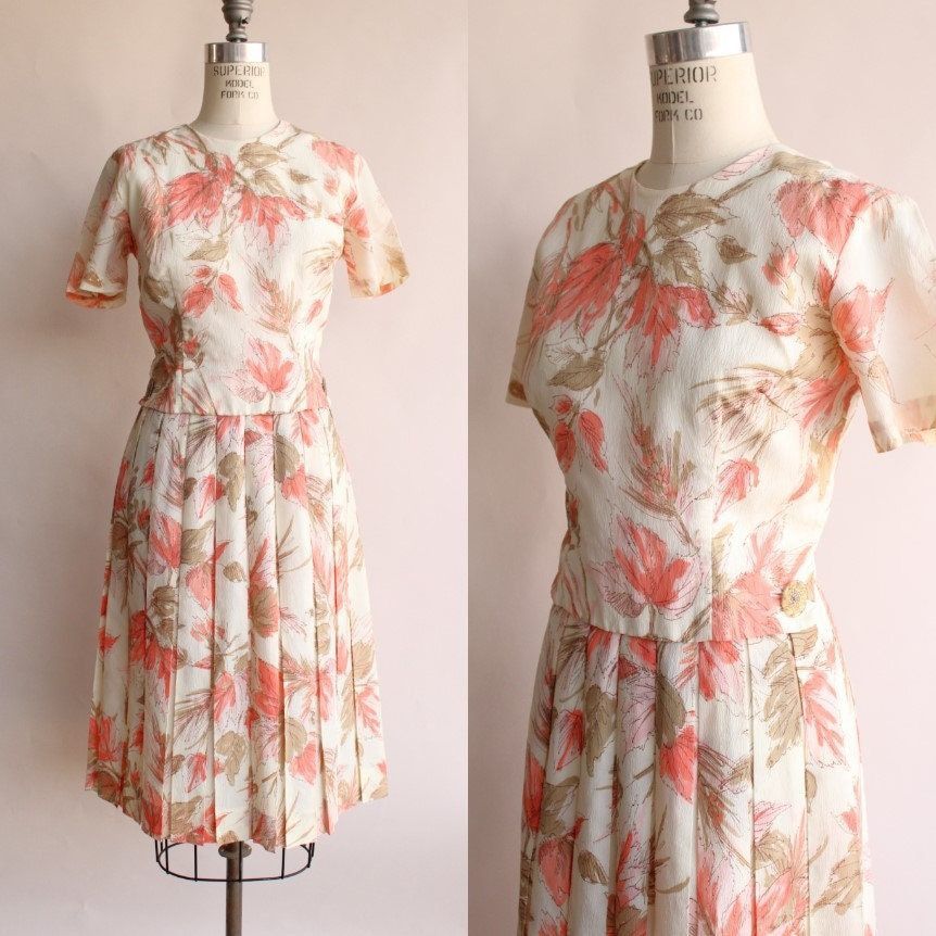 Vintage Vintage 1960s Dress, Floral Print With Lucite Buttons, Full Size M / US 6-8 / IT 42-44 - 1 Thumbnail