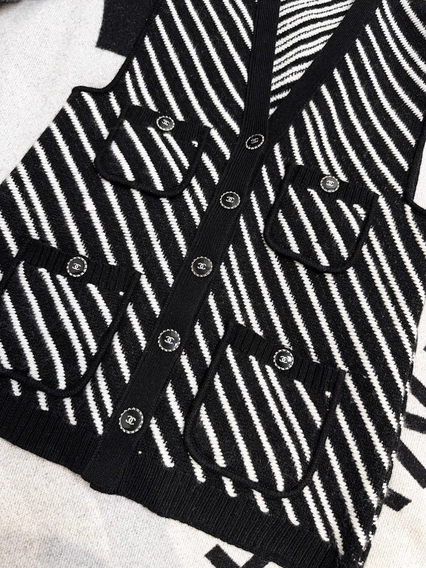 Chanel Chanel 21B Black & White Stripe Knit Cardi Vest 36 Size XS / US 0-2 / IT 36-38 - 3 Thumbnail