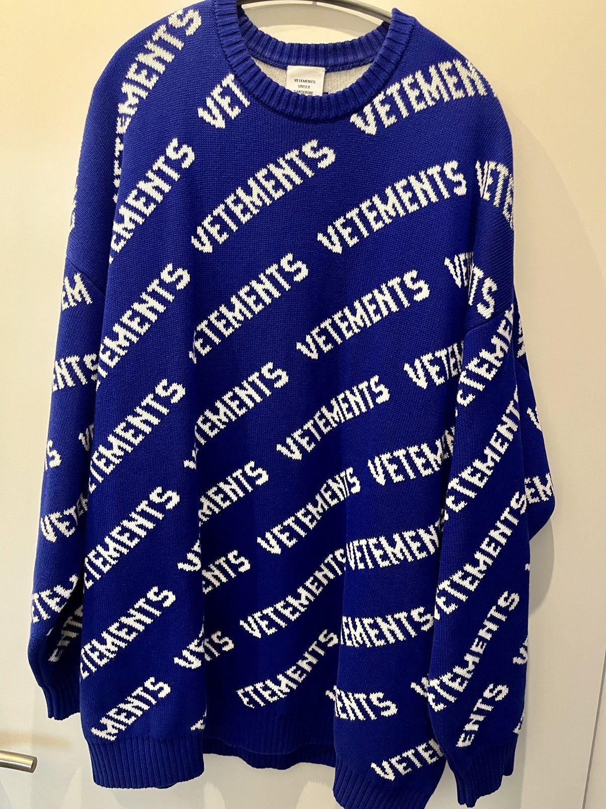 Vetements Vetements - All Over Logo Knit Size US L / EU 52-54 / 3 - 1 Thumbnail