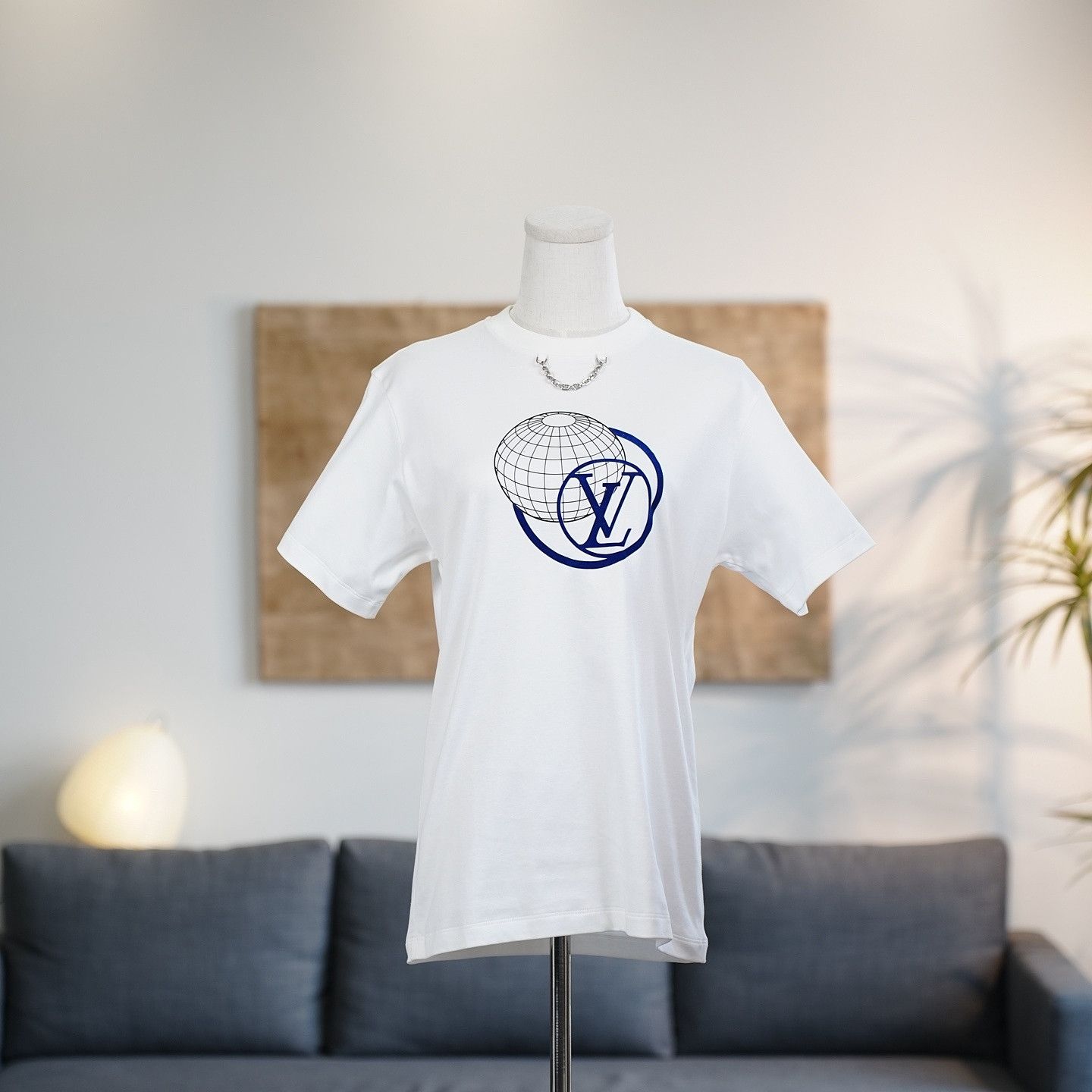 Louis Vuitton Louis Vuitton Globe Logo T-Shirt Size L Size L / US 10 / IT 46 - 1 Thumbnail