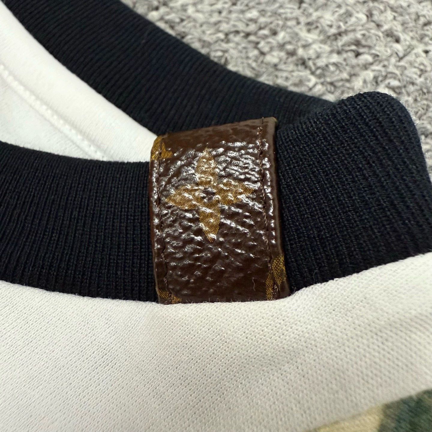 Louis Vuitton Louis Vuitton LV Large Logo Short-Sleeve T-Shirt Size S / US 4 / IT 40 - 6 Thumbnail