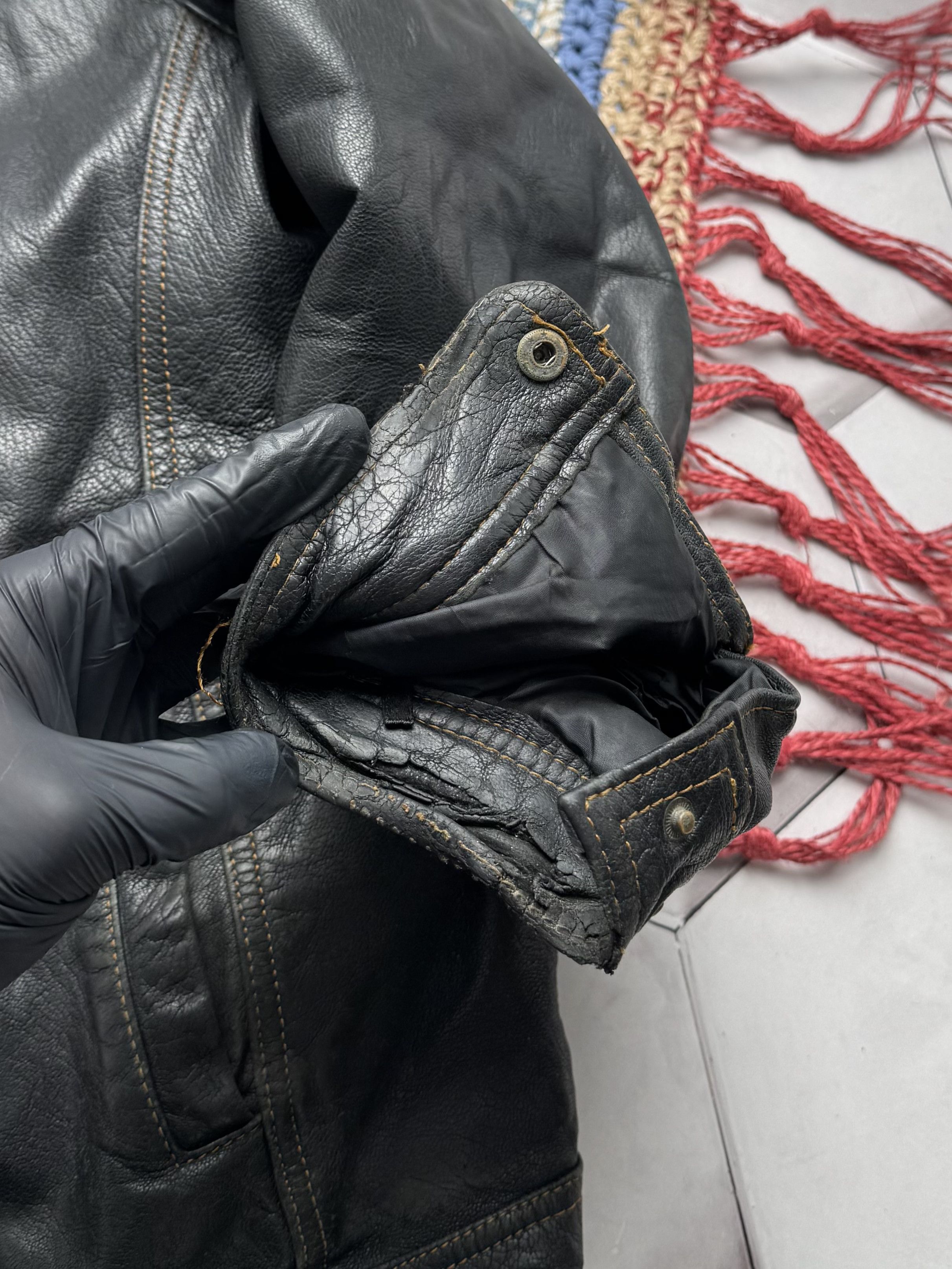 Vintage Vintage Leather Bomber Thrashed Jacket Size US XL / EU 56 / 4 - 6 Thumbnail