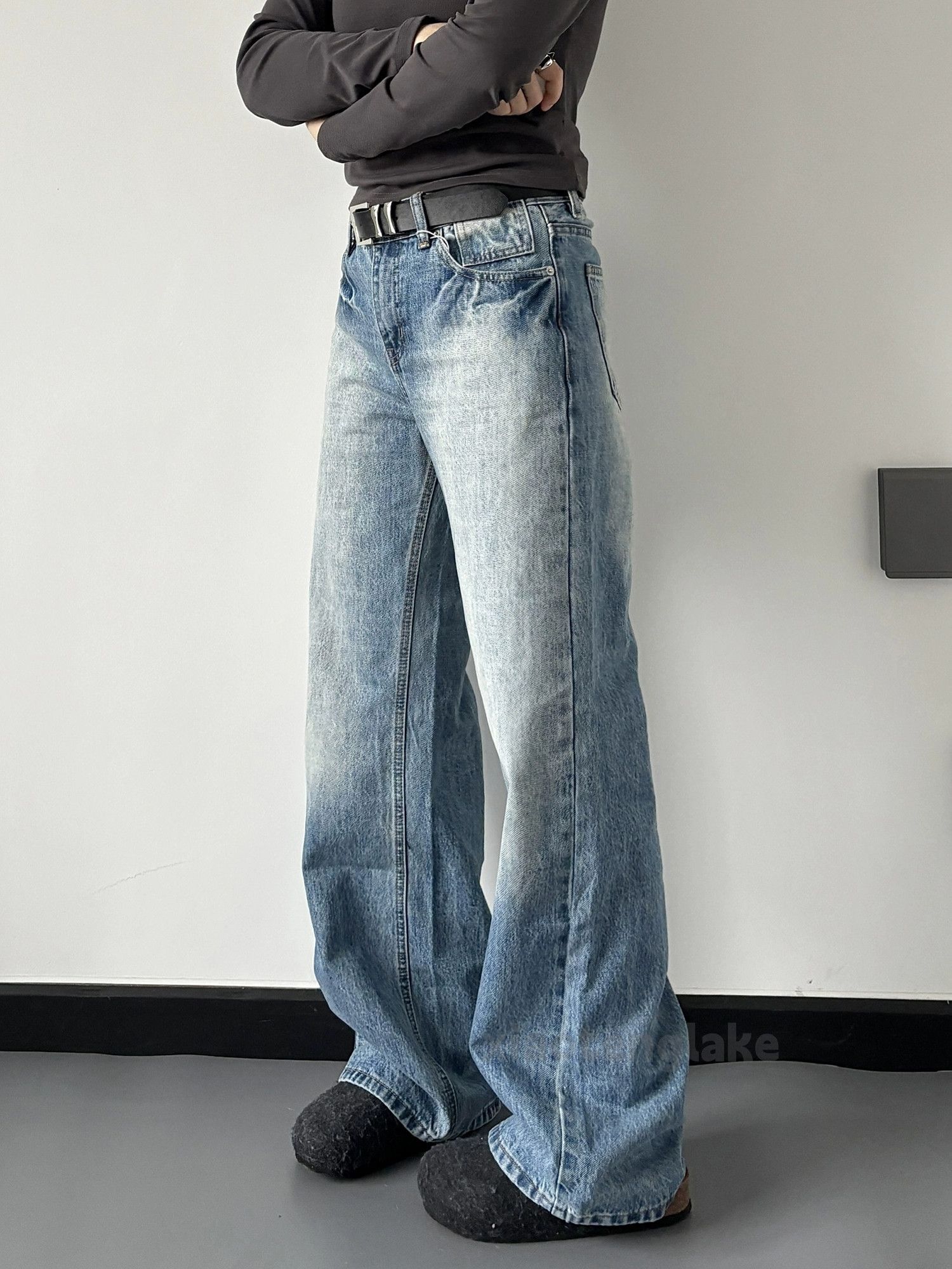 loose washed faded y2k baggy gradient flared jeans