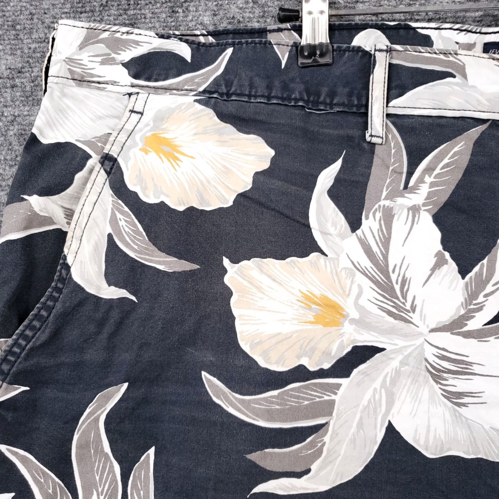 Levi's Levi's Shorts Mens 44 Gray Floral Chino Bermuda Hawaiian Zip Fly Color Gray Pattern Floral Bermuda Shorts 9in Inseam Mens Regular Rise Mid 10-12in Size US 44 / EU 60 - 4 Thumbnail