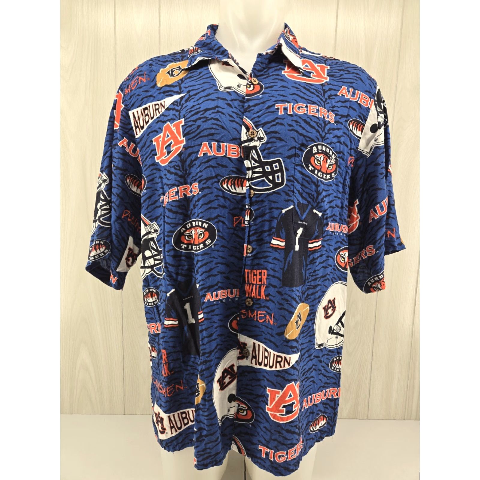 Reyn Spooner VINTAGE Reyn Spooner Auburn Tigers Shirt 2XL Blue Hawaiian Camp Vacation Football Men Short Sleeve Button-Up Collared Rayon Size US XXL / EU 58 / 5 - 2 Thumbnail