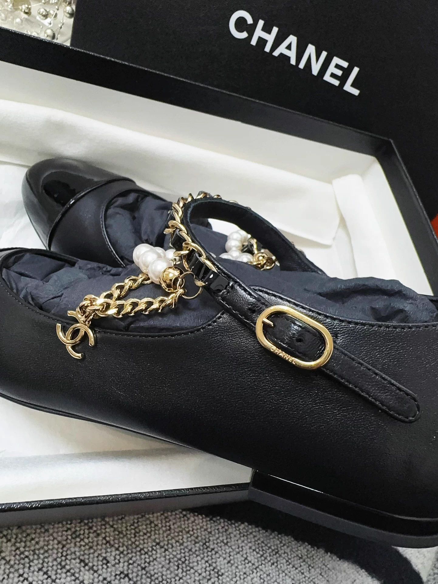 Chanel Chanel 25B Pearl Chain Black Mary Janes Flats Size US 5 / IT 35 - 6 Thumbnail