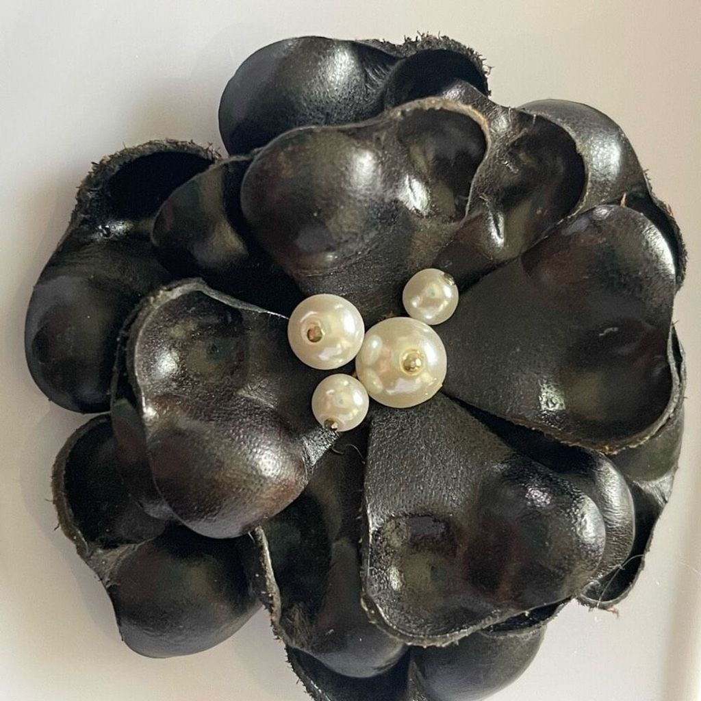 Other Vintage Black Leather Faux Pearl Floral Brooch Fashion Pin Size ONE SIZE - 1 Thumbnail