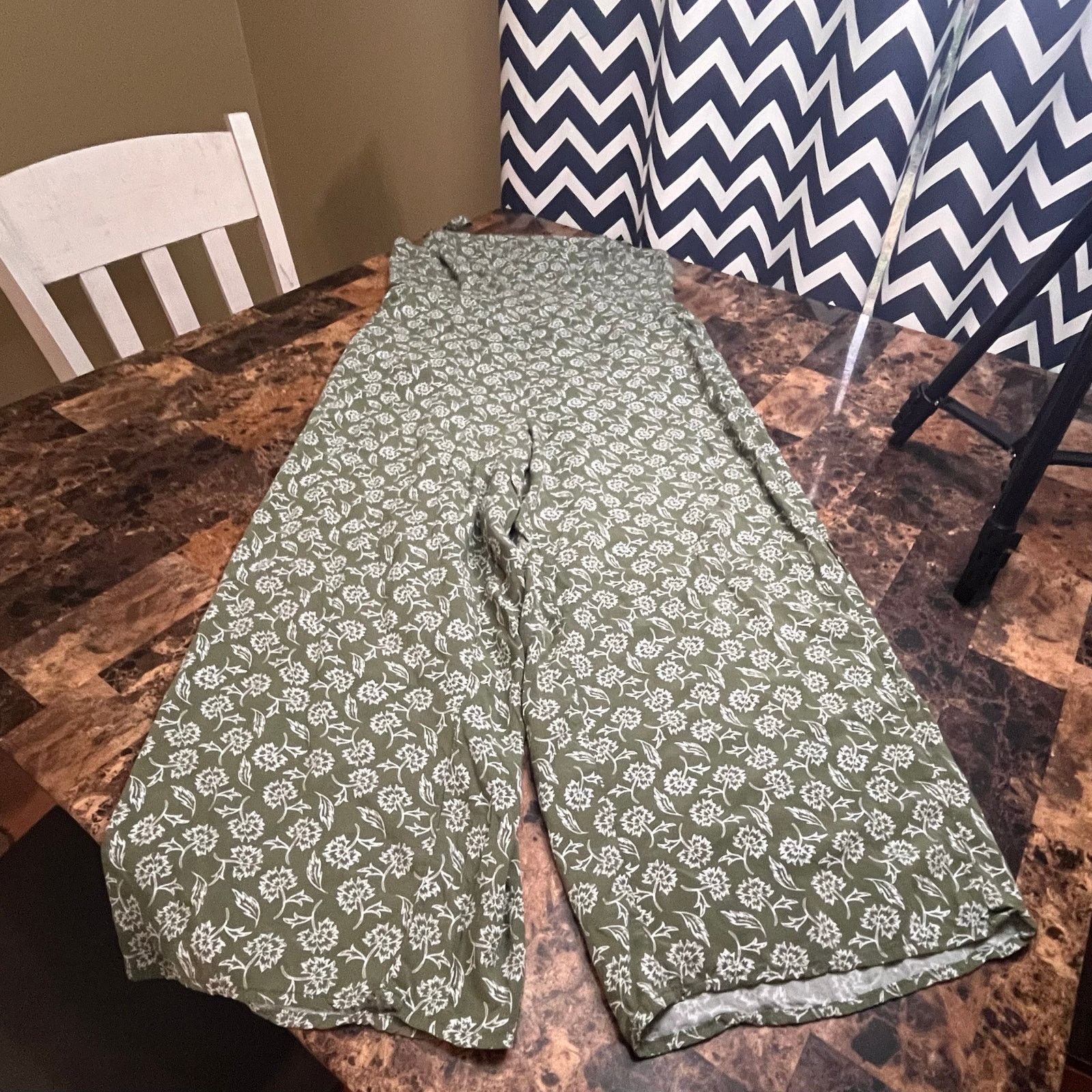 Old Navy Old Navy Square Neck Cami Jump Suit Size 34" / US 12 / IT 48 - 5 Thumbnail