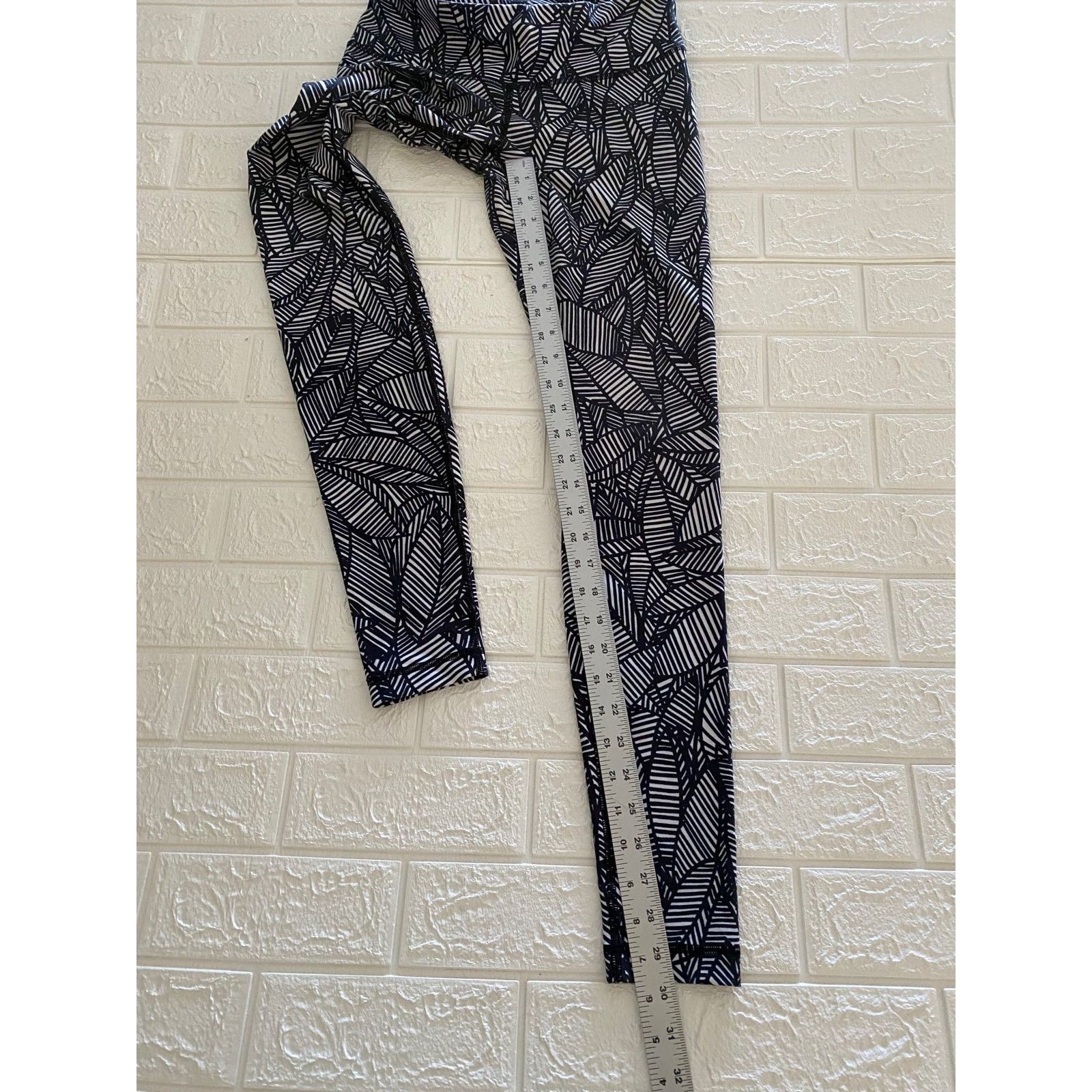 Lululemon Lululemon legging size 6 white and Black Size 28" / US 6 / IT 42 - 3 Thumbnail
