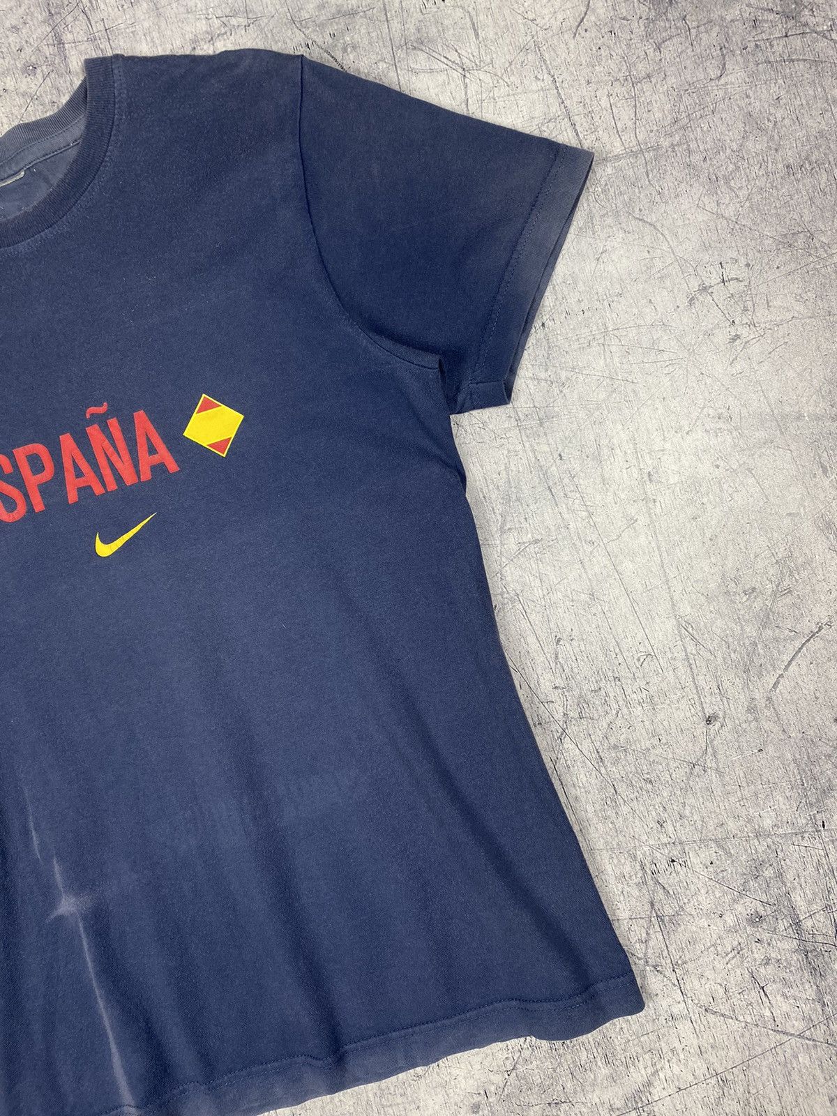 Nike × Vintage Vintage Nike Spain Center Logo Tee Size US M / EU 48-50 / 2 - 3 Thumbnail
