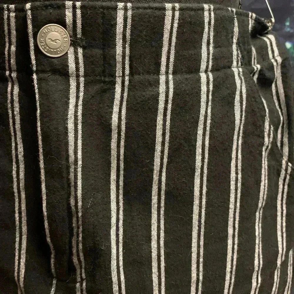 Designer Hollister Black & White Striped Skirt - Size S Size 28" / US 6 / IT 42 - 2 Thumbnail