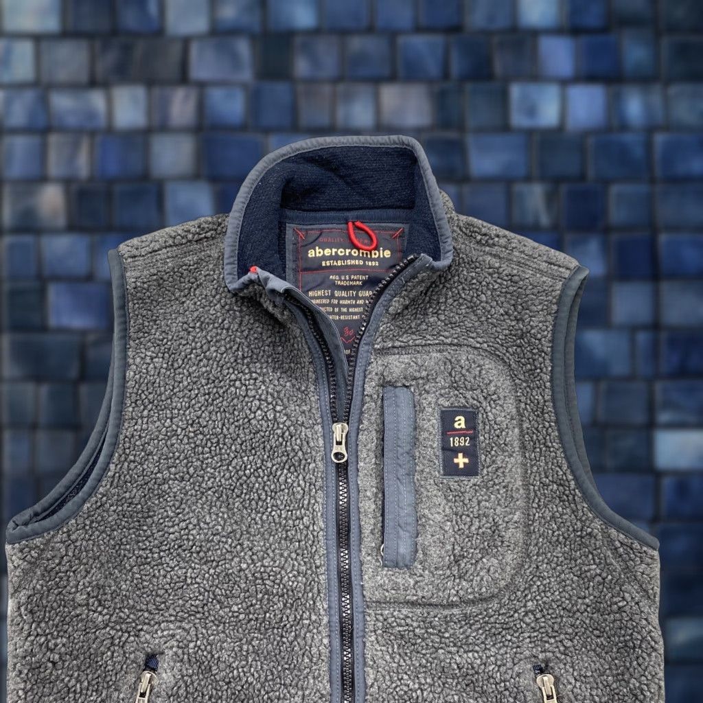 Abercrombie & Fitch Y2K Abercrombie & Fitch Gray Sherpa Full Zip Vest Women’s M Size M / US 6-8 / IT 42-44 - 1 Thumbnail