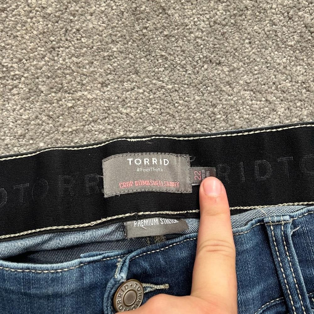 Torrid Torrid crop bombshell skinny jeans Size 42" / US 20 - 4 Thumbnail
