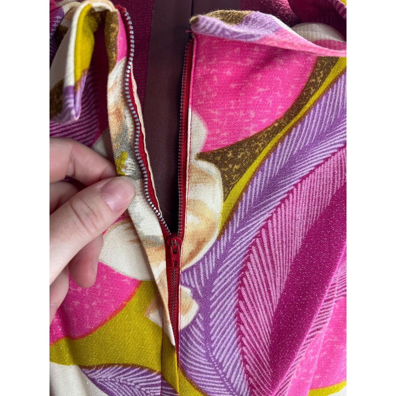 Vintage dress Hawaiian 1960s ruffle floral bright pink purple gold Size XS / US 0-2 / IT 36-38 - 7 Thumbnail