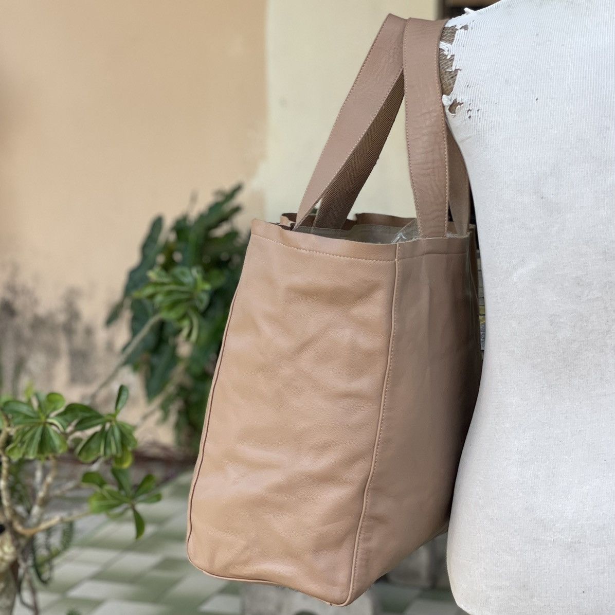 agnes b. Beige Leather Tote Bag Size ONE SIZE - 2 Thumbnail