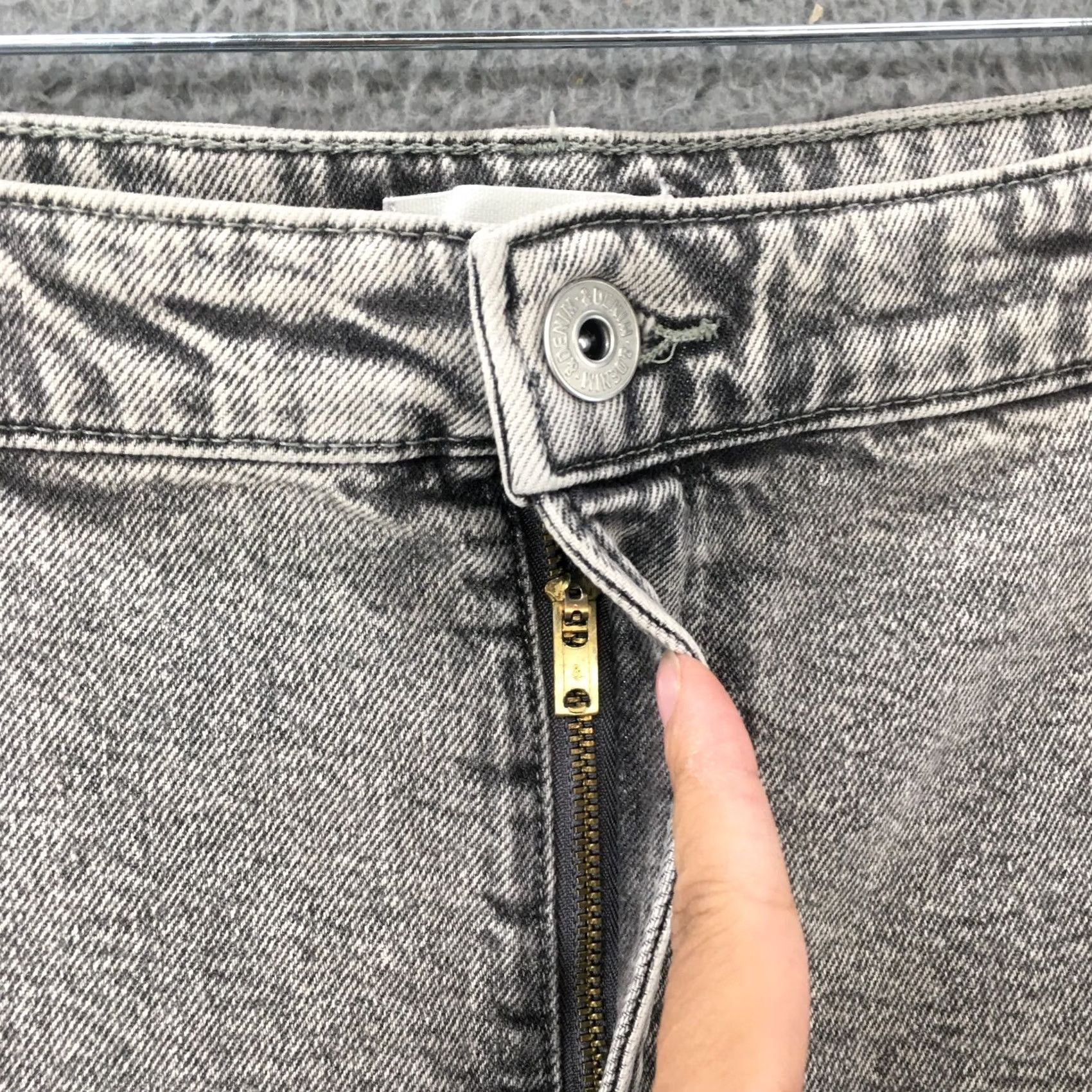 H&M H&M Jeans Cropped Womens 18 Gray Denim High Rise Zip Fly 5 Pockets Button Casual Size 40" / US 18 - 4 Thumbnail
