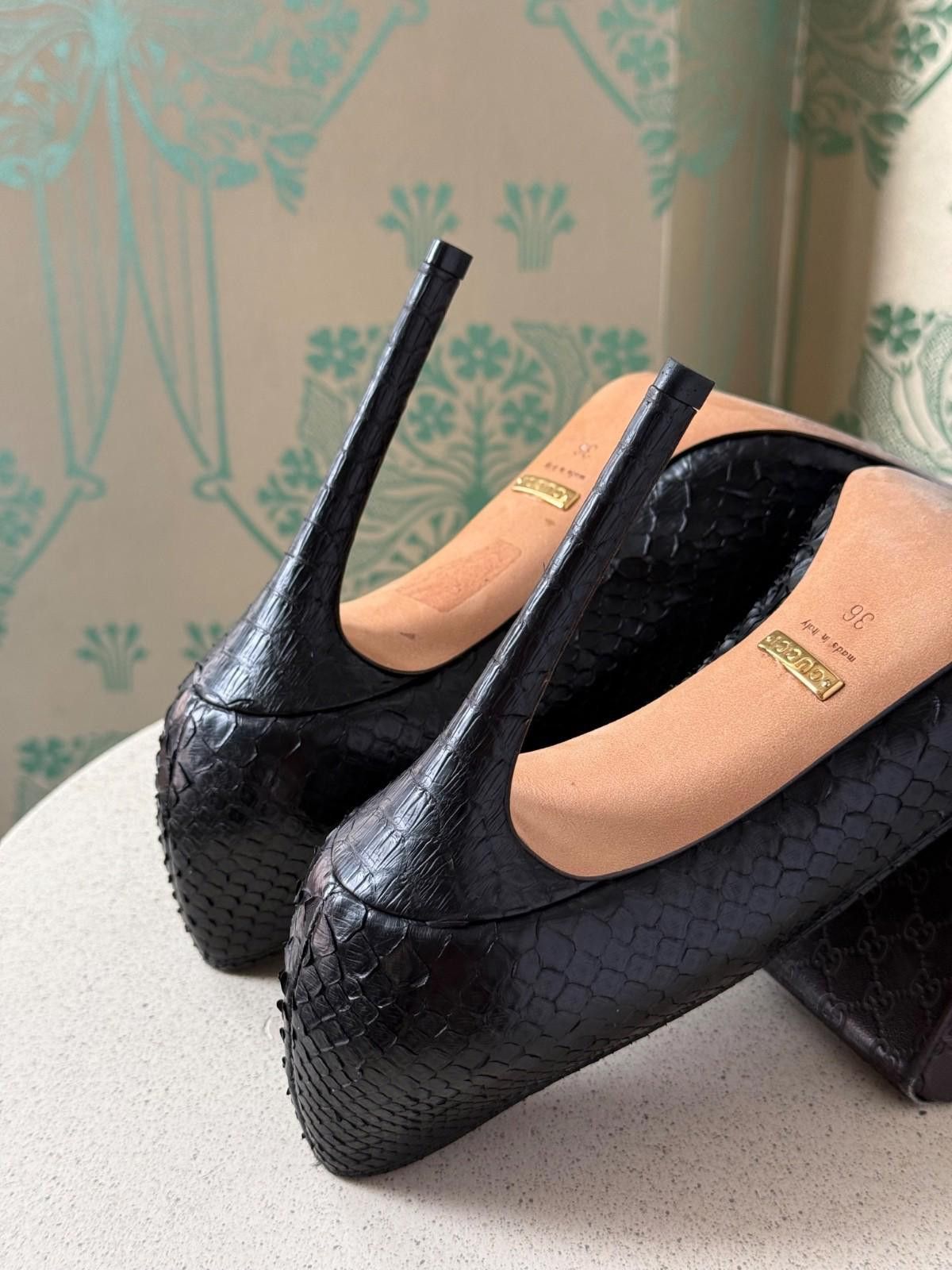 Gucci Gucci Snake Skin Embossed Leather Black Pumps Heels size 36 Size US 6 / IT 36 - 11 Thumbnail