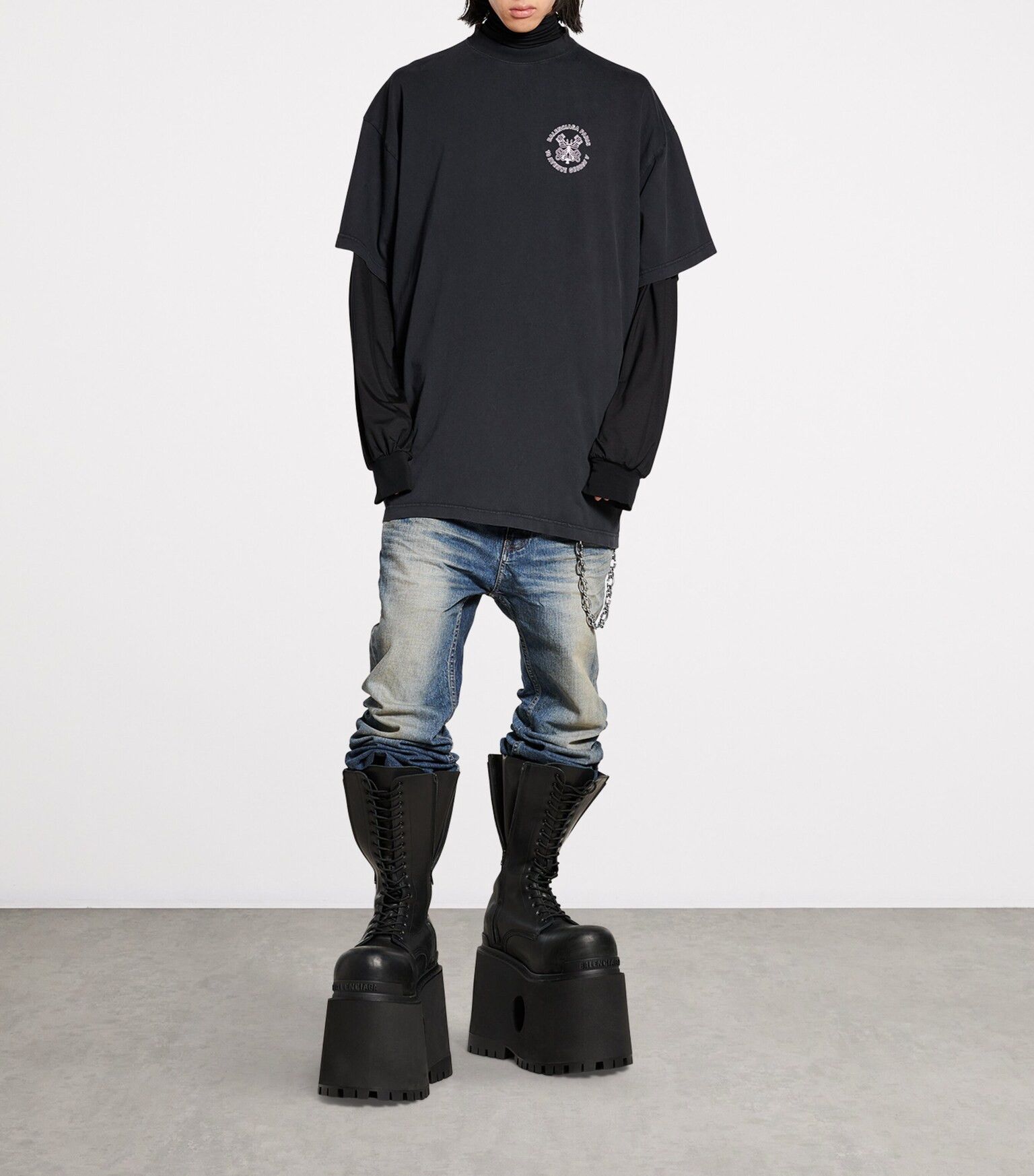 Balenciaga o1bcso1str0426 Key Crest Oversized T-Shirt in Black Size US L / EU 52-54 / 3 - 3 Thumbnail