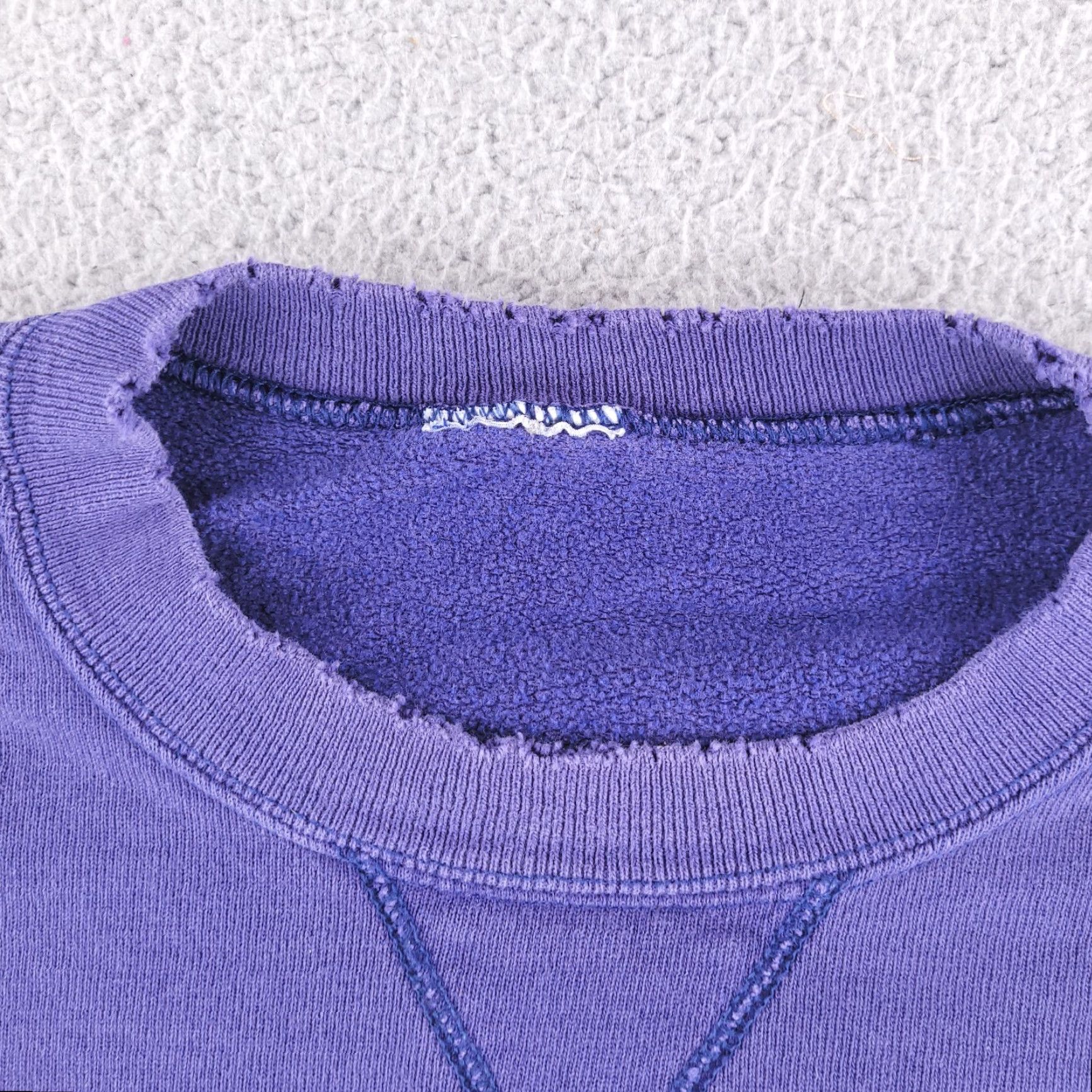 Champion VINTAGE Champion Sweatshirt Mens L Blue Distressed FITS SHORT Size US L / EU 52-54 / 3 - 4 Thumbnail