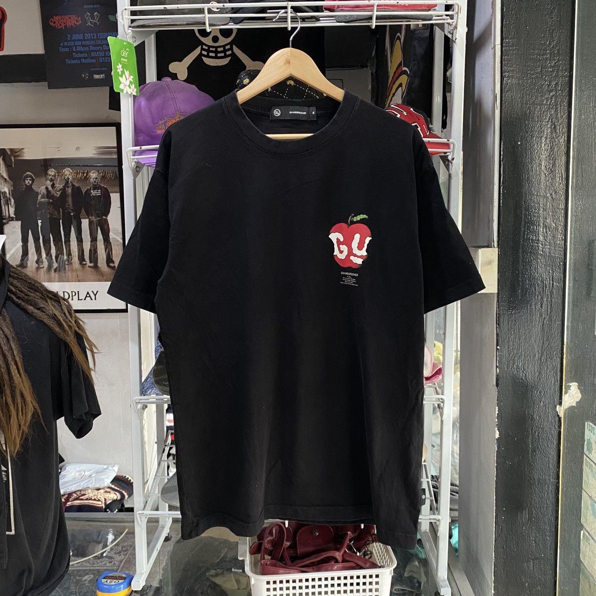 Jun Takahashi × Undercover Undercover × GU Apple Tee Black Size US XL / EU 56 / 4 - 1 Thumbnail