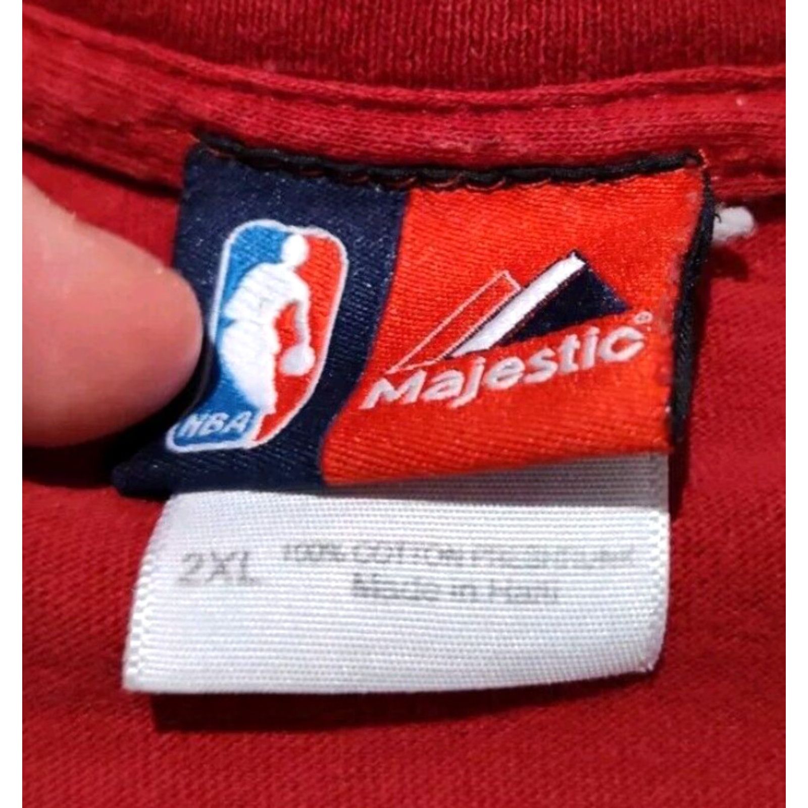 NBA VINTAGE Majestic LeBron James NBA Shirt Cleveland Cavaliers 2XL Red 2000s Men's Crew Neck T-Shirt Size US XXL / EU 58 / 5 - 6 Thumbnail