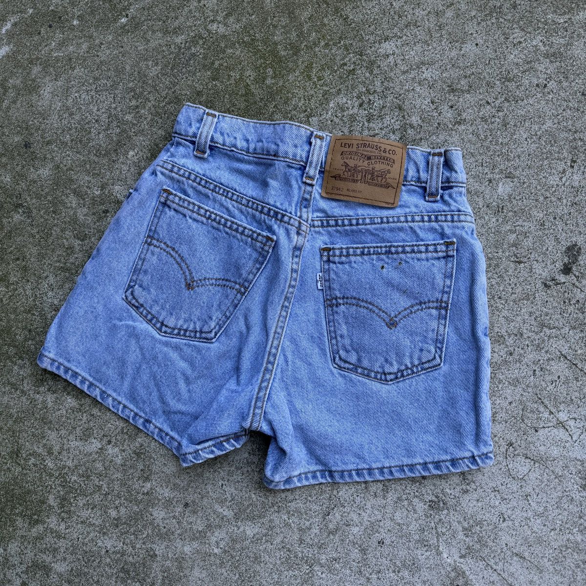 Levi's VINTAGE 90s LEVI’S WOMEN’S 950 RELAXED HIGH WAISTED SHORTS Size 24" / US 00 / IT 34 - 7 Thumbnail