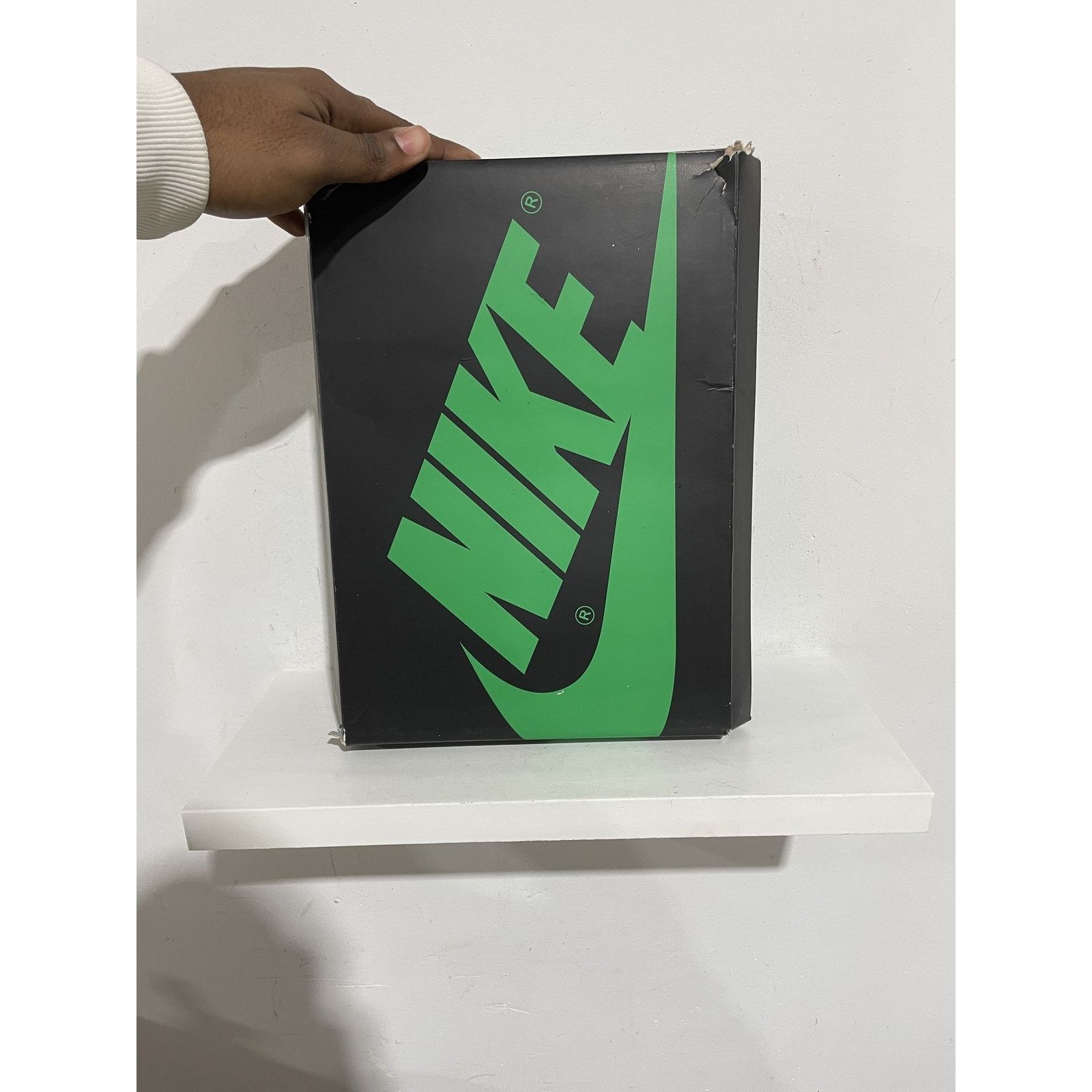 Jordan Brand JORDAN 1 RETRO HIGH LUCKY GREEN SIZE 6Y PREOWNED Size US 6 / EU 39 - 9 Thumbnail