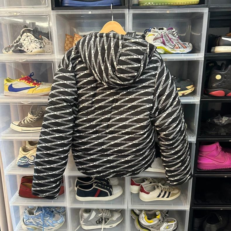 Balenciaga Balenciaga size 38 Puffer Jacket Full Print, Size 38 Runs Size S / US 4 / IT 40 - 2 Thumbnail