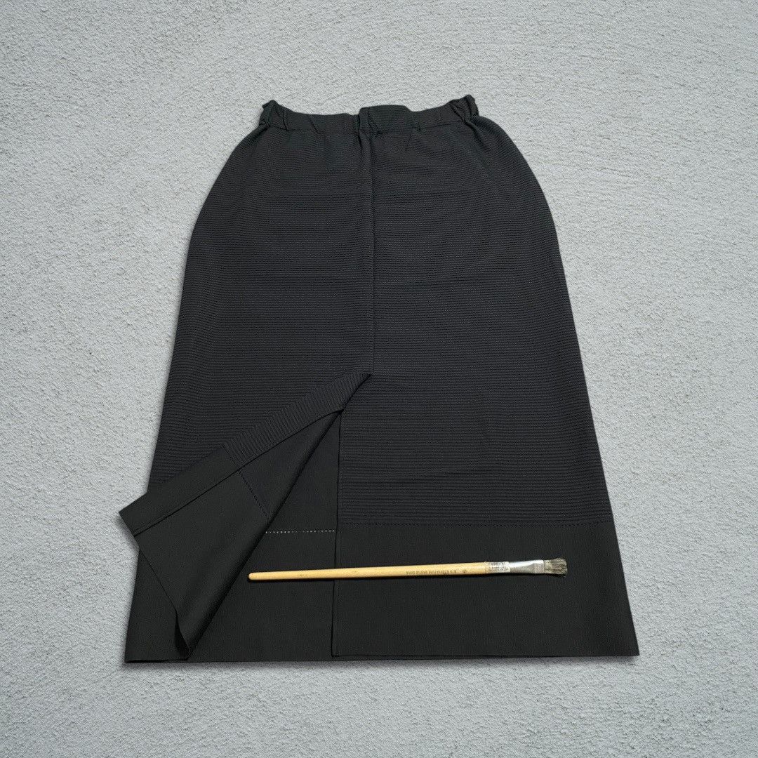 Issey Miyake ISSEY MIYAKE FW14 RTW HORIZONTAL PLEATED MIDI SKIRT Size 32" / US 10 / IT 46 - 2 Thumbnail