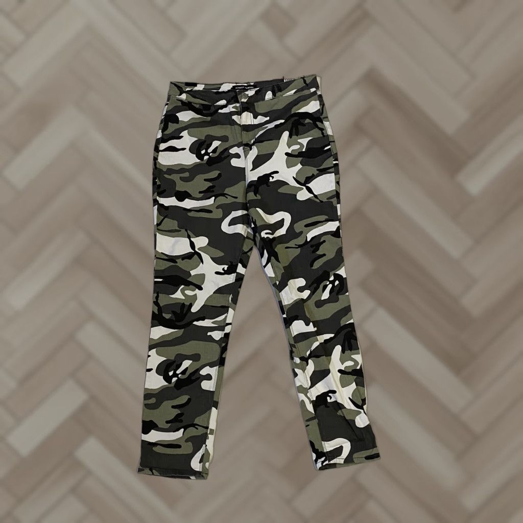 Almost Famous Almost Famous Womens Super High Rise Skinny Camo Pants size 13 Size 34" / US 12 / IT 48 - 1 Thumbnail
