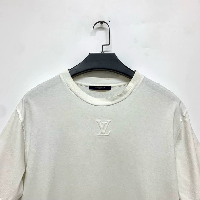 Louis Vuitton Louis Vuitton Pure white embossed short sleeves Size US XL / EU 56 / 4 - 3 Thumbnail