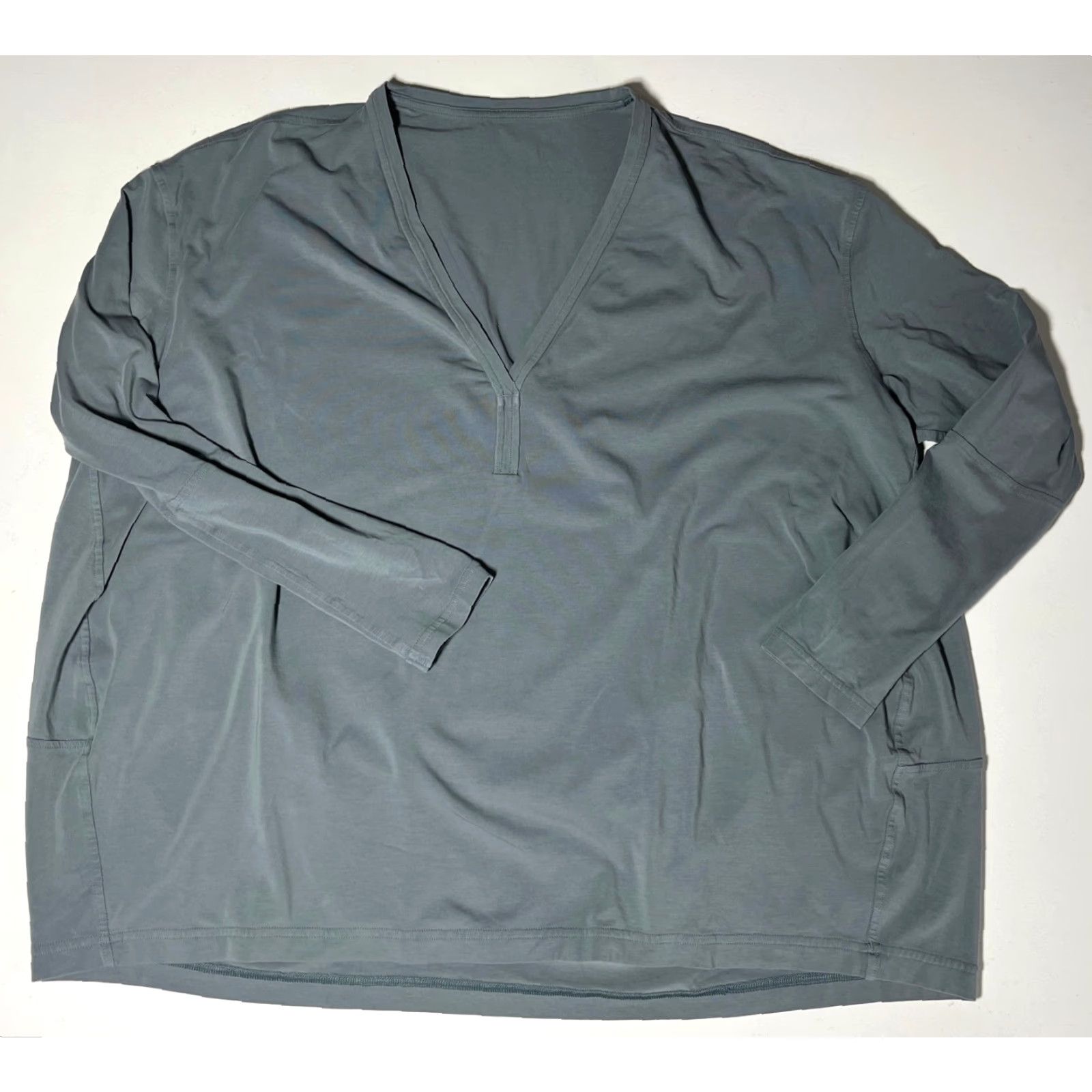 Lululemon VINTAGE Women's Lululemon Back In Action V-Neck Long-Sleeve Shirt L gray City Athleisure Shirts Womens Size L / US 10 / IT 46 - 3 Thumbnail