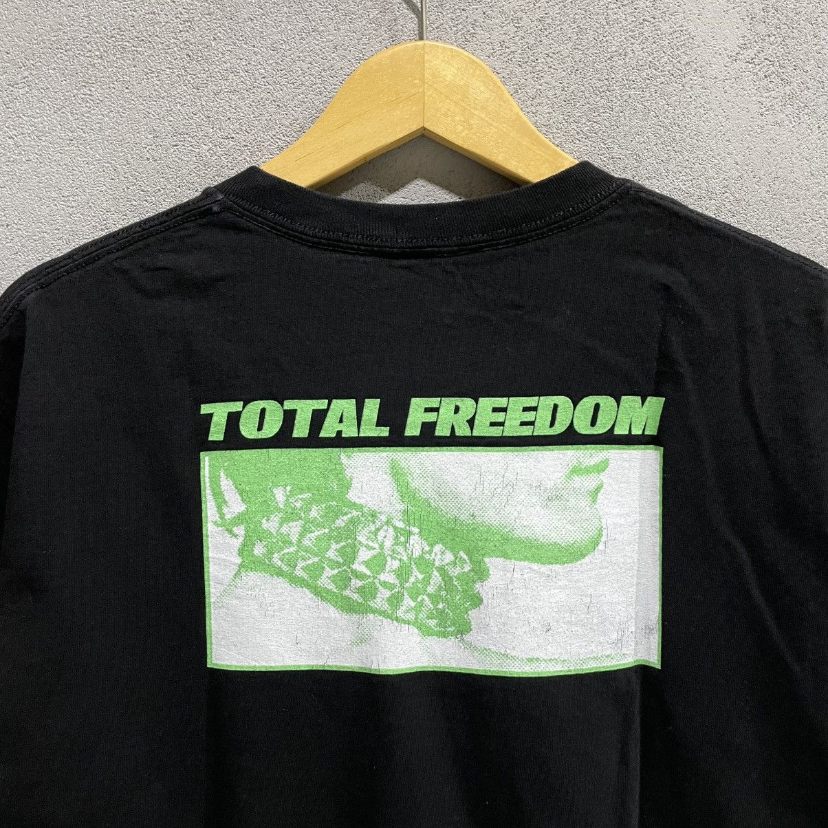 Pleasures PLEASURES T-Shirt - “Total Freedom” Size L / US 10 / IT 46 - 8 Thumbnail