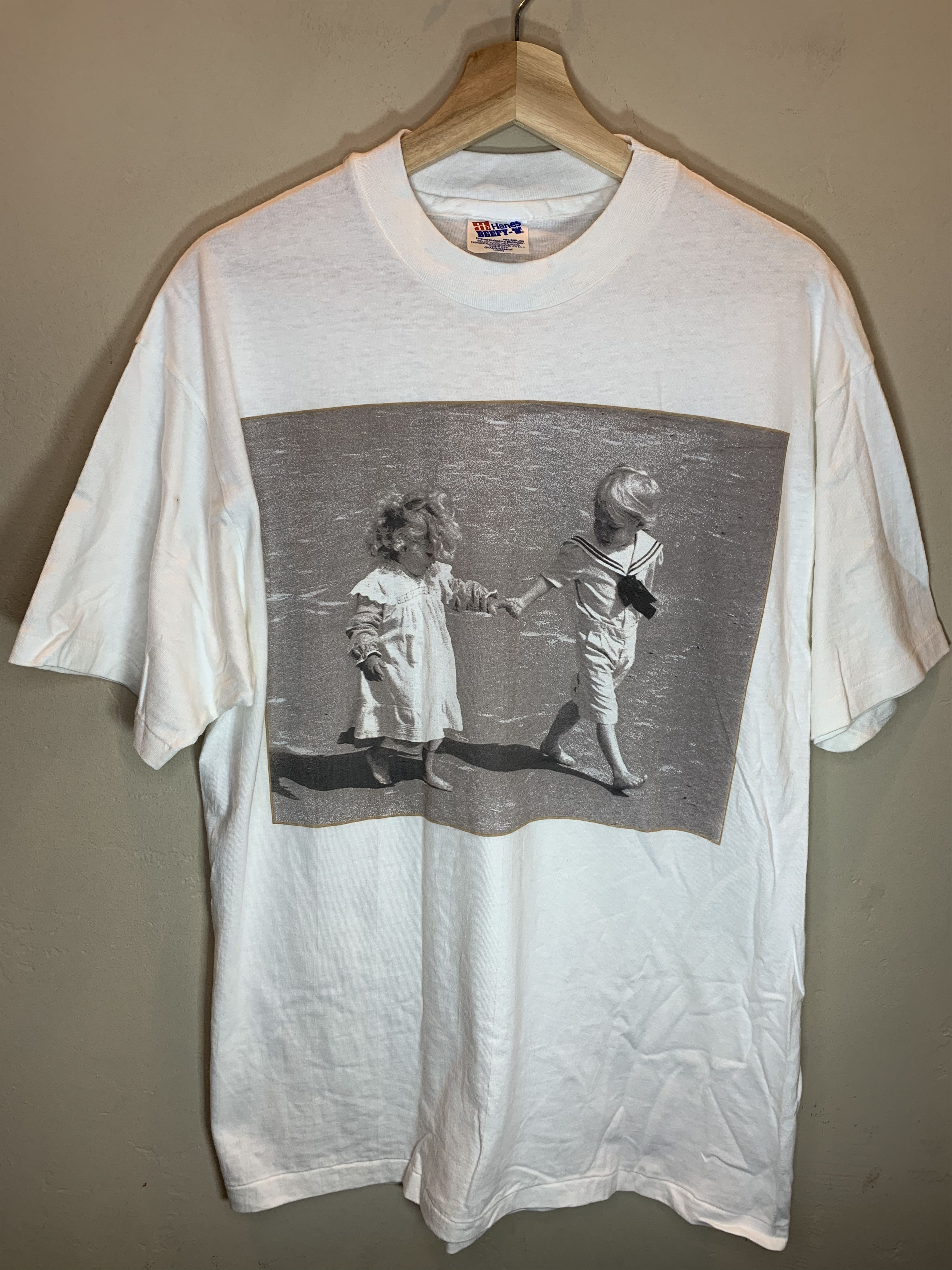 Vintage RARE* Vintage 90s Children Holding Hands Beach Photo T-Shirt Size US L / EU 52-54 / 3 - 1 Thumbnail