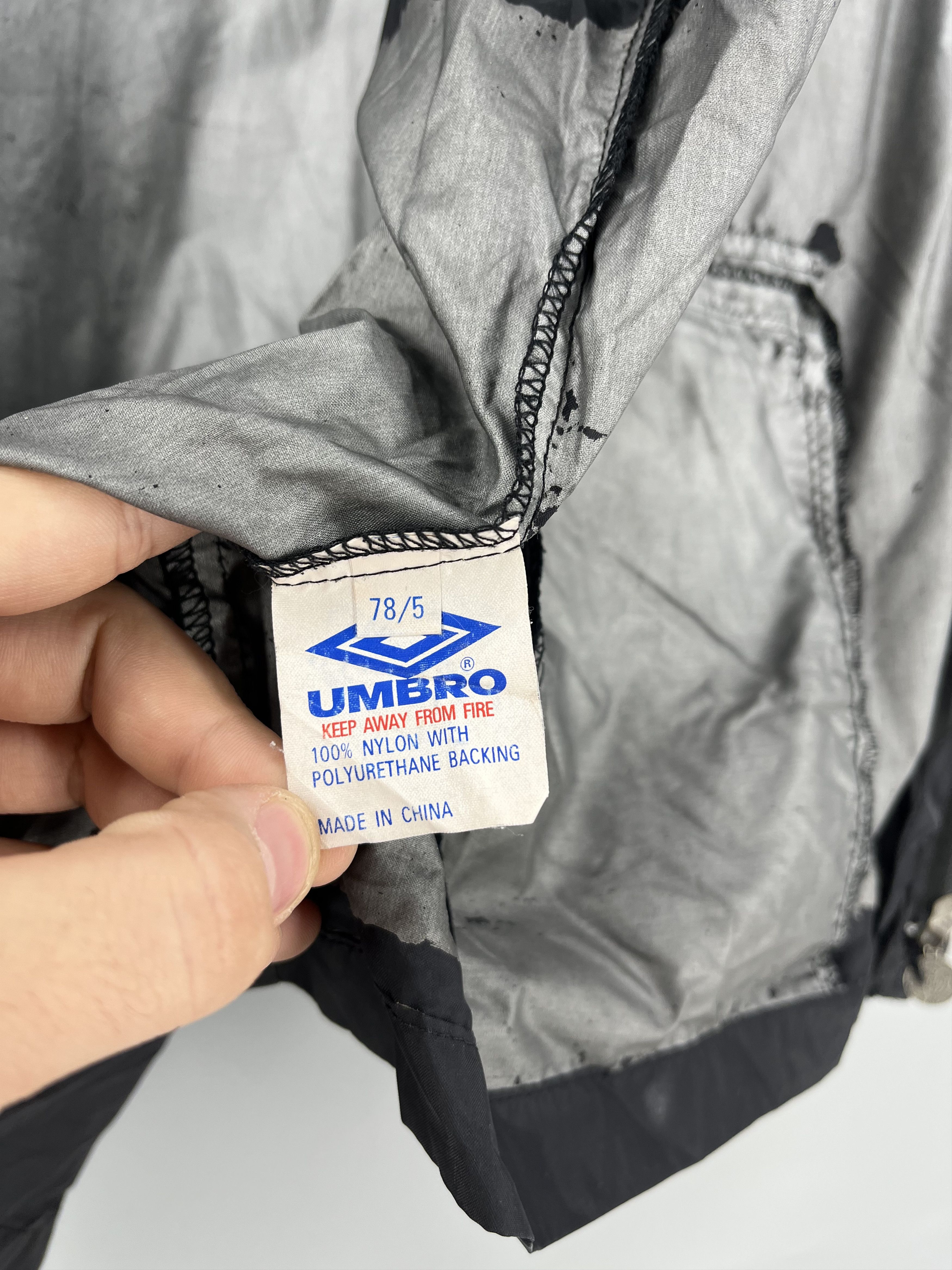 Umbro Vintage Umbro RW Oberhausen KONVENT Rain Jacket Black Red Size US XL / EU 56 / 4 - 23 Thumbnail