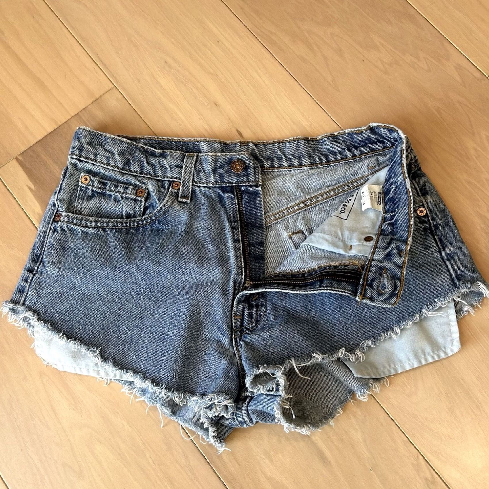 Levi's VINTAGE Levi’s 565 Shorts Women’s 31 Blue Denim Jean 1996 Cutoff 2” Inseam Size 24" / US 00 / IT 34 - 3 Thumbnail