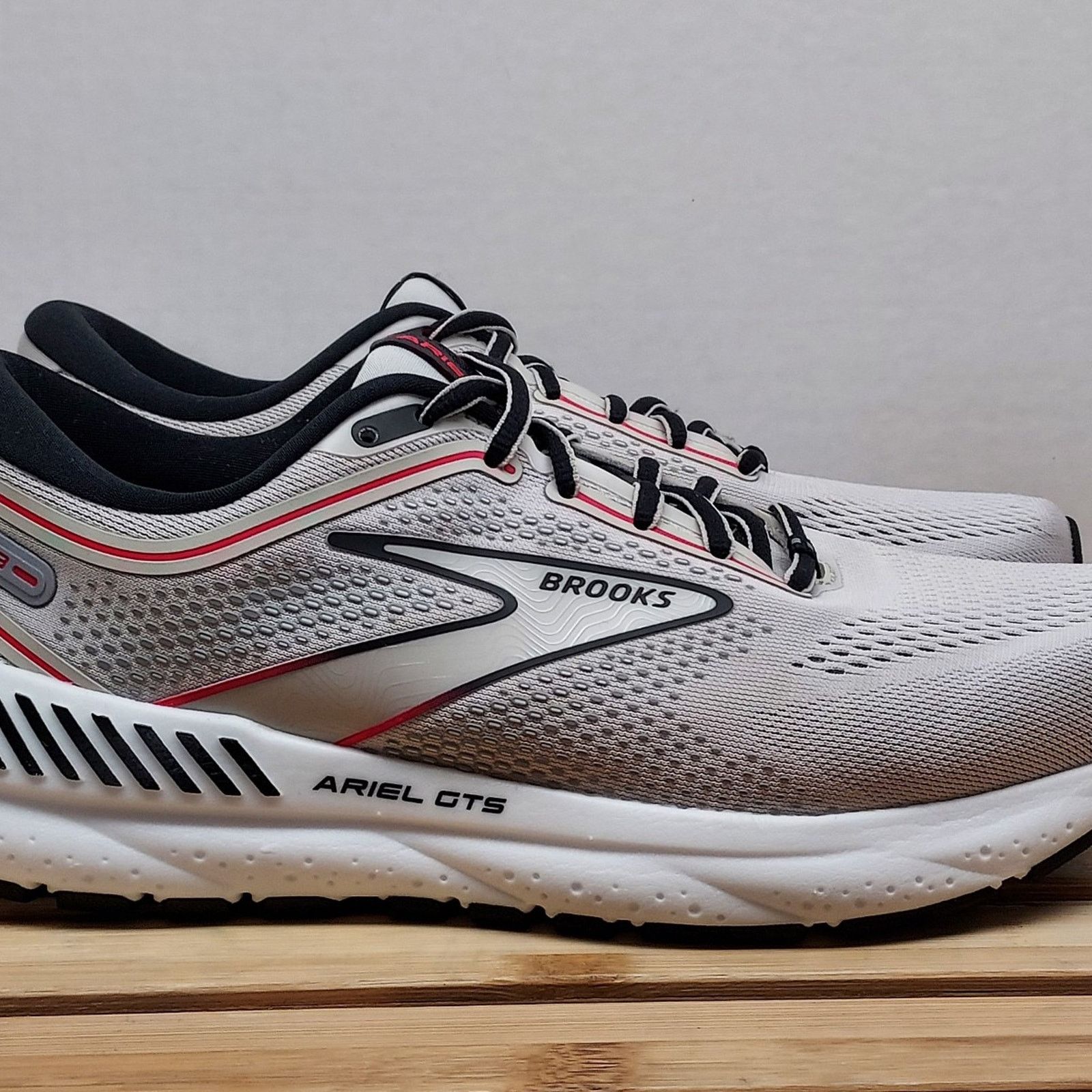 Brooks Brooks Womens | White | Ariel GTS 23 Athletic Shoes Size 9.5 Size US 9.5 / IT 39.5 - 6 Thumbnail
