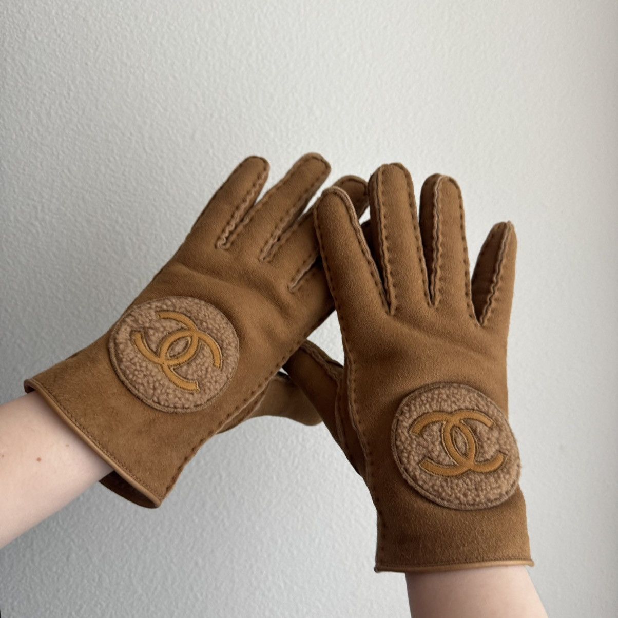 Chanel Fuzzy Shearling Suede Gloves Coco Neige 24/25C
