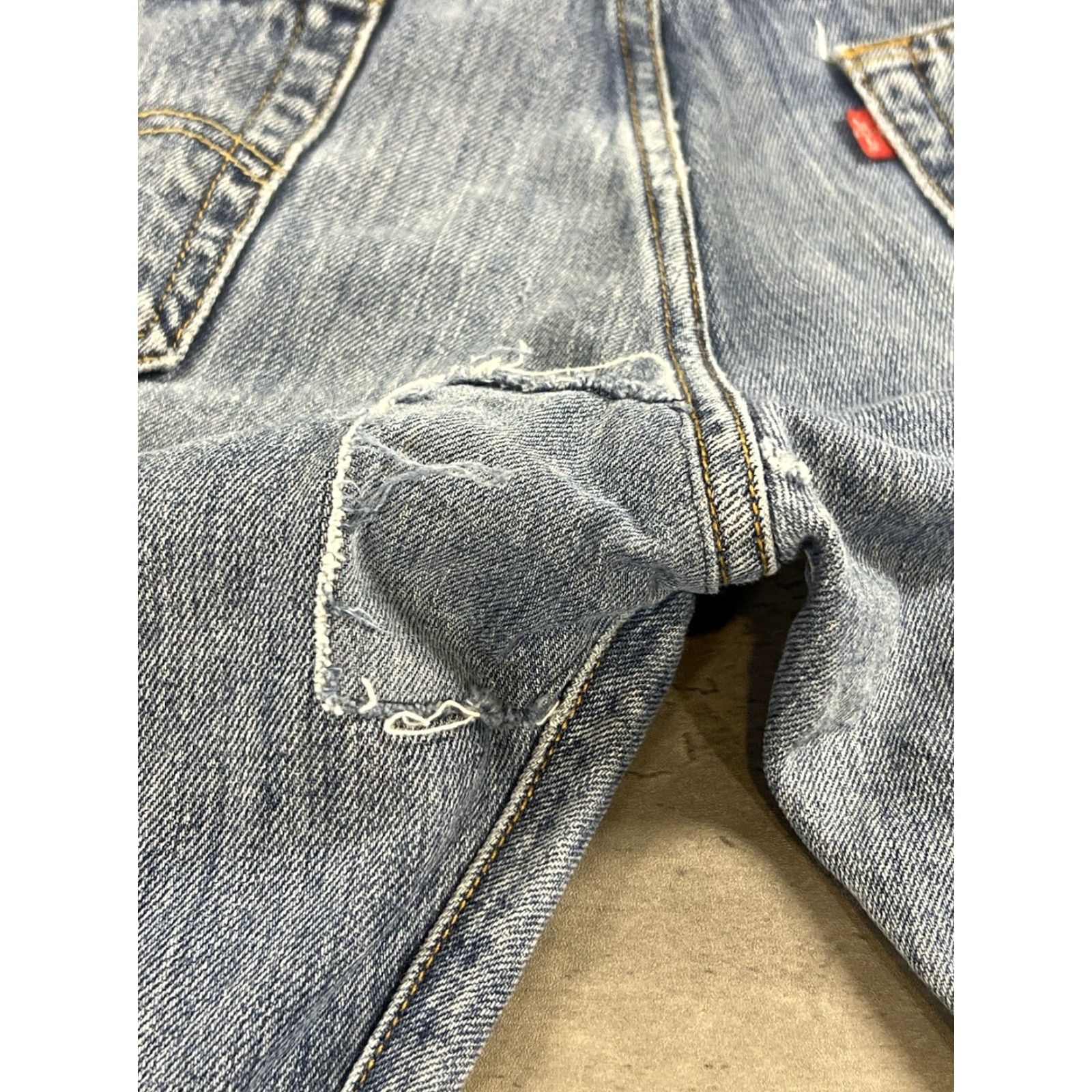 Levi's VINTAGE Levi's 501 Jeans Men 33x30 Blue Denim Light Wash Distressed Buttonfly Cowboy 90s Straight Mens Size US 33 - 4 Thumbnail