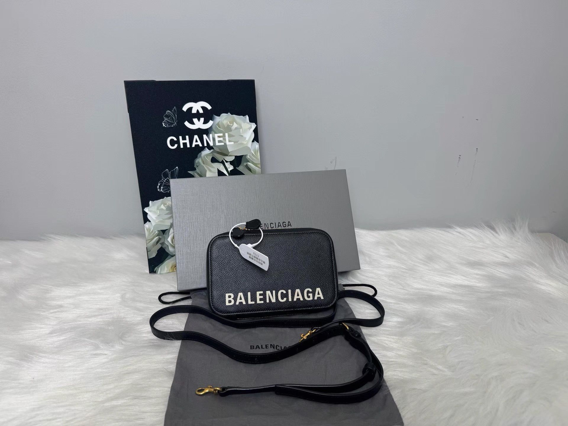 Balenciaga Balenciaga Leather Logo Crossbody Phone Bag K36 Size ONE SIZE - 8 Thumbnail