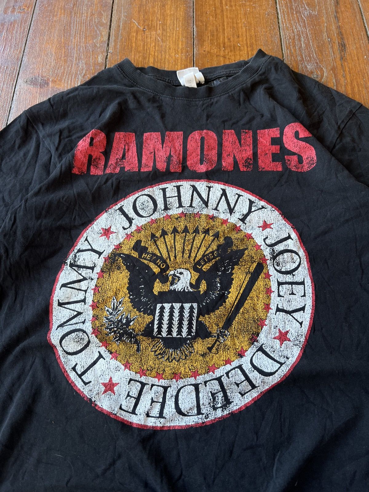 Band Tees VINTAGE RAMONES JOHNY BAND ROCK POP GRAPHIC T SHIRT SIZE S Size US S / EU 44-46 / 1 - 2 Thumbnail