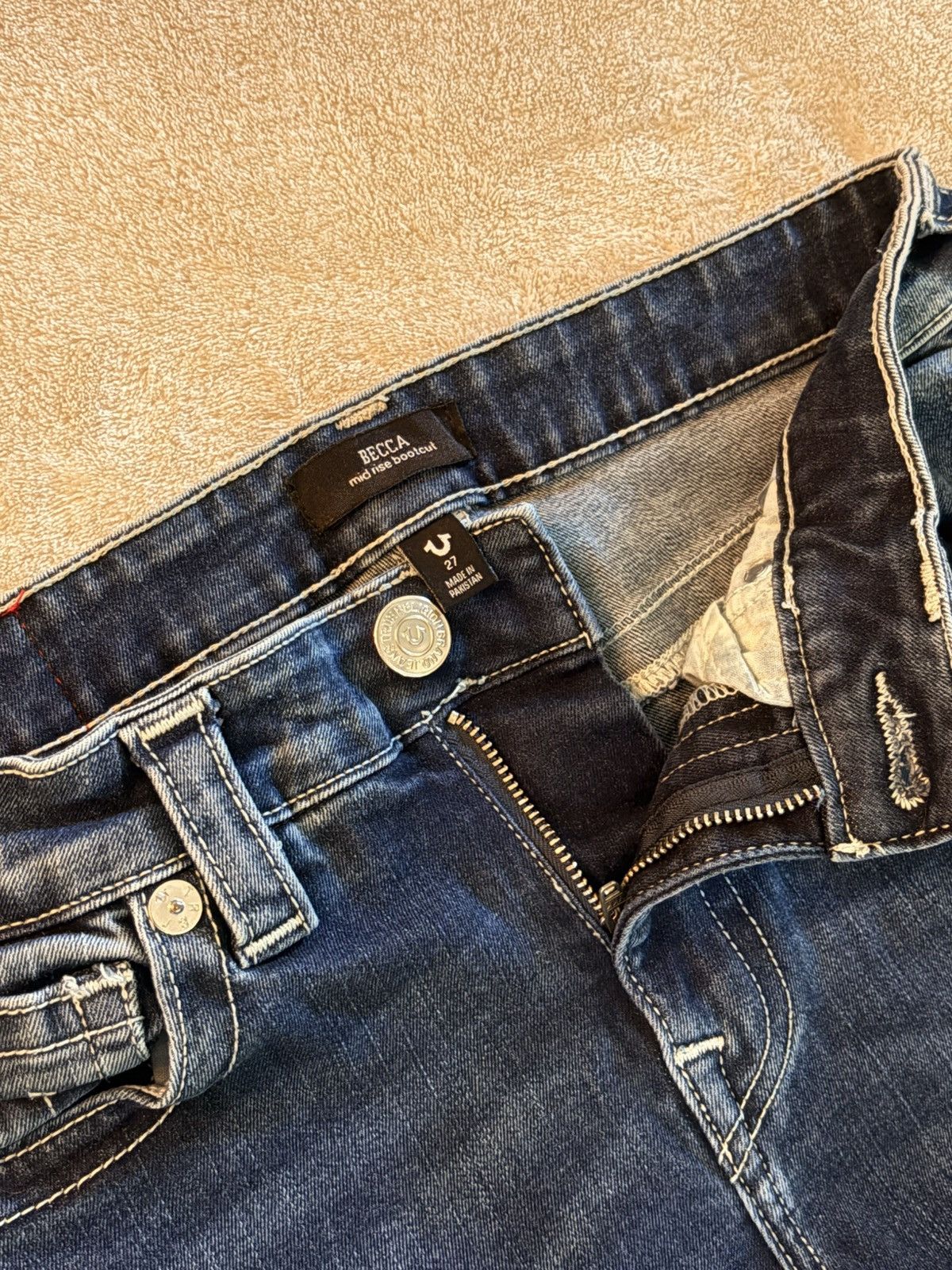 True Religion True Religion Becca Flare Jeans – Dark Wash Raw Hem Y2K Size 27" / US 4 / IT 40 - 3 Thumbnail