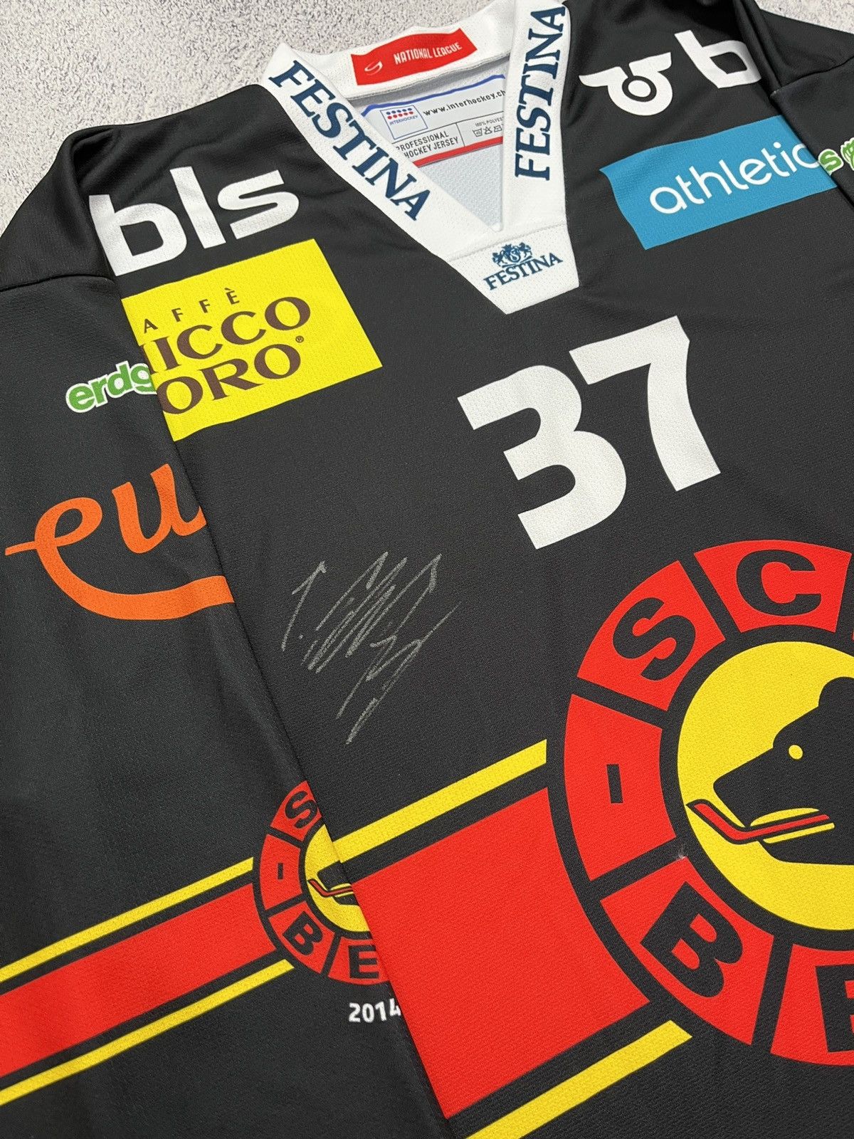 NHL Rare SC Bern Ice Hockey Jersey NHL CCM Schmutz #37 Signed Size US XXL / EU 58 / 5 - 4 Thumbnail