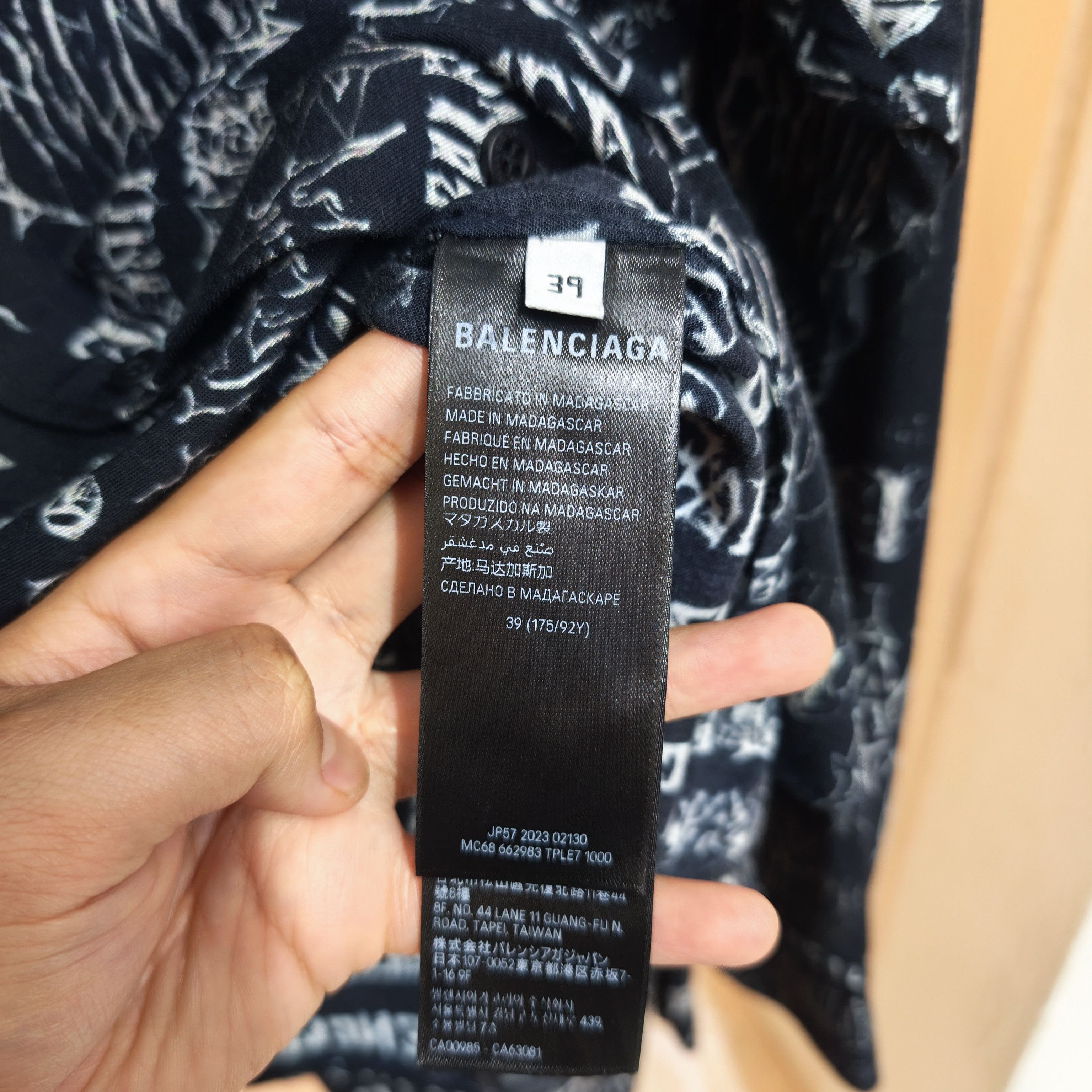 Balenciaga 1 Set 🔥🔥Balenciaga Black Printed Shirt DIY Metal Graffiti Size US M / EU 48-50 / 2 - 12 Thumbnail