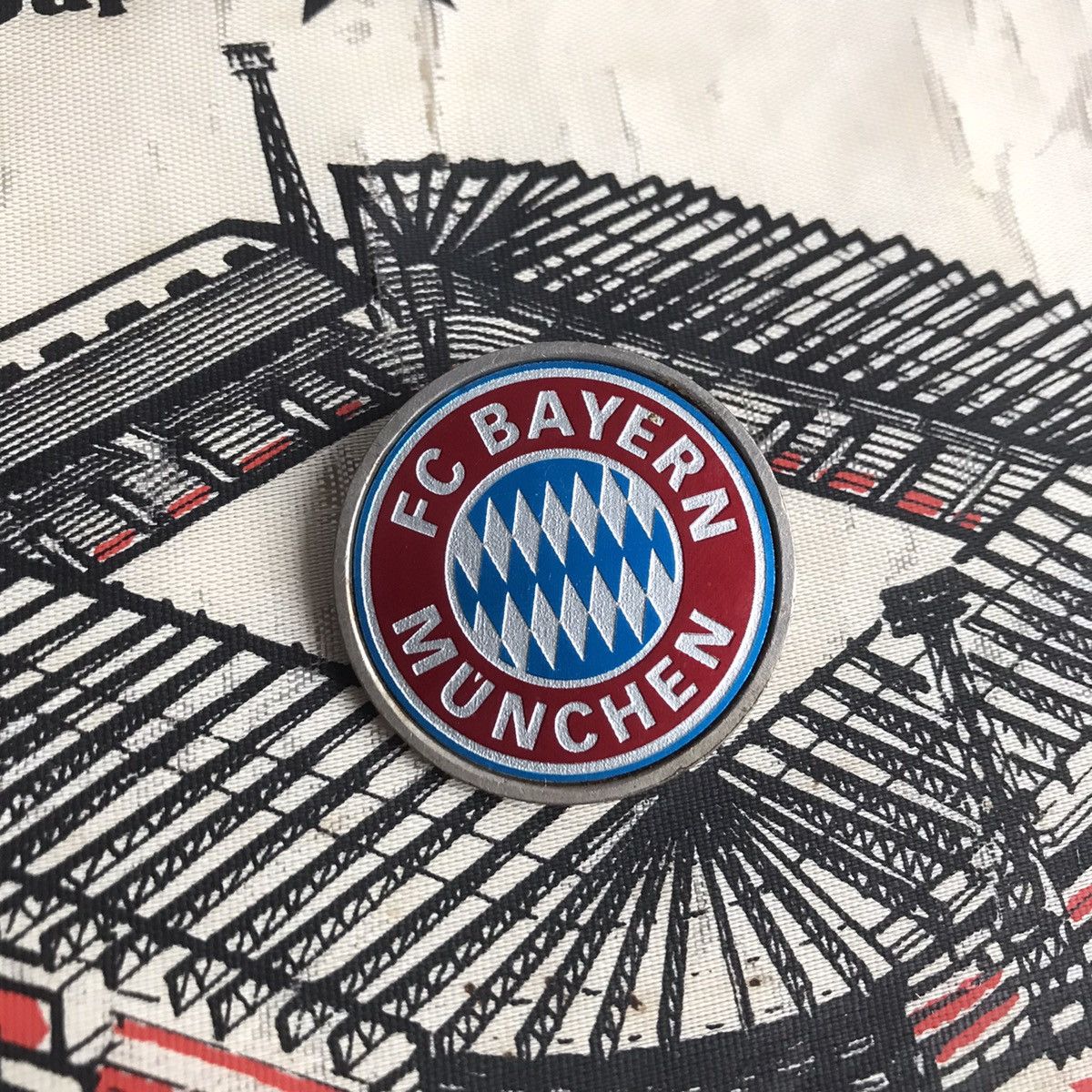 Vintage Rare europe pin enamel badge FOOTBALL CLUB BAYERN MUNCHEN EV Size ONE SIZE - 4 Thumbnail
